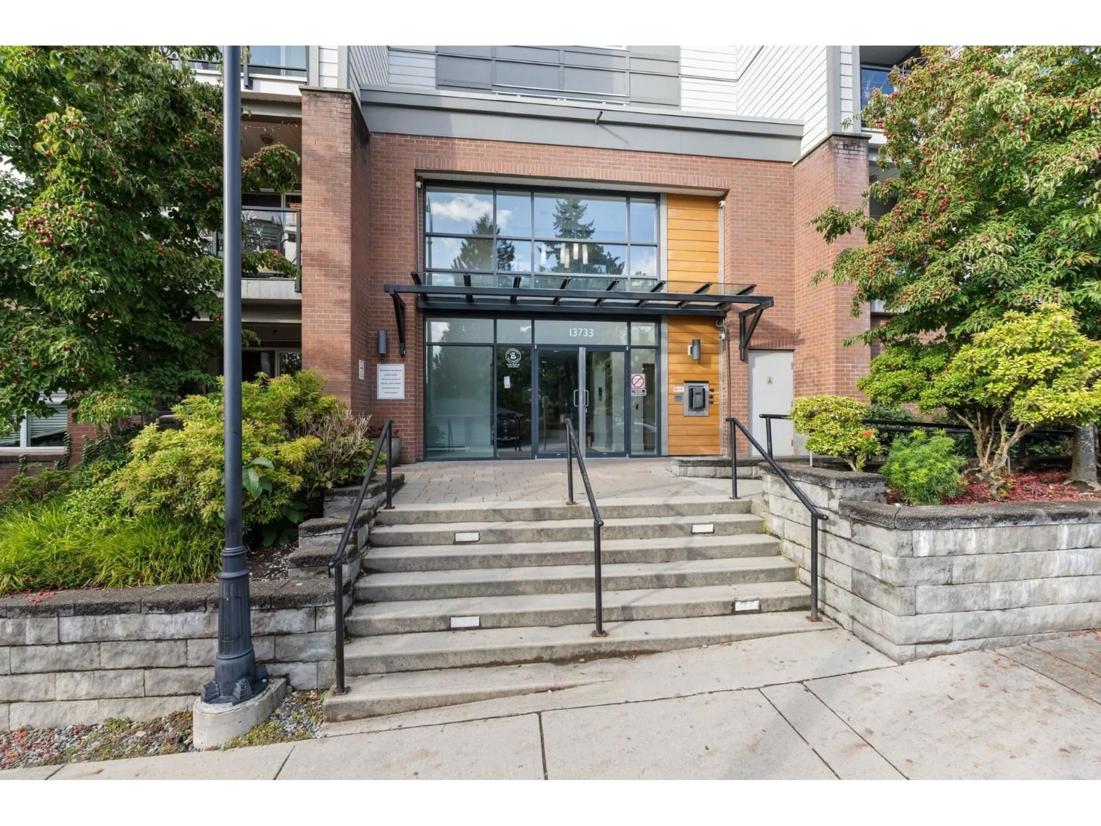 Indoor foyer for 524 - 13733 107A, Surrey British Columbia V3T0B7