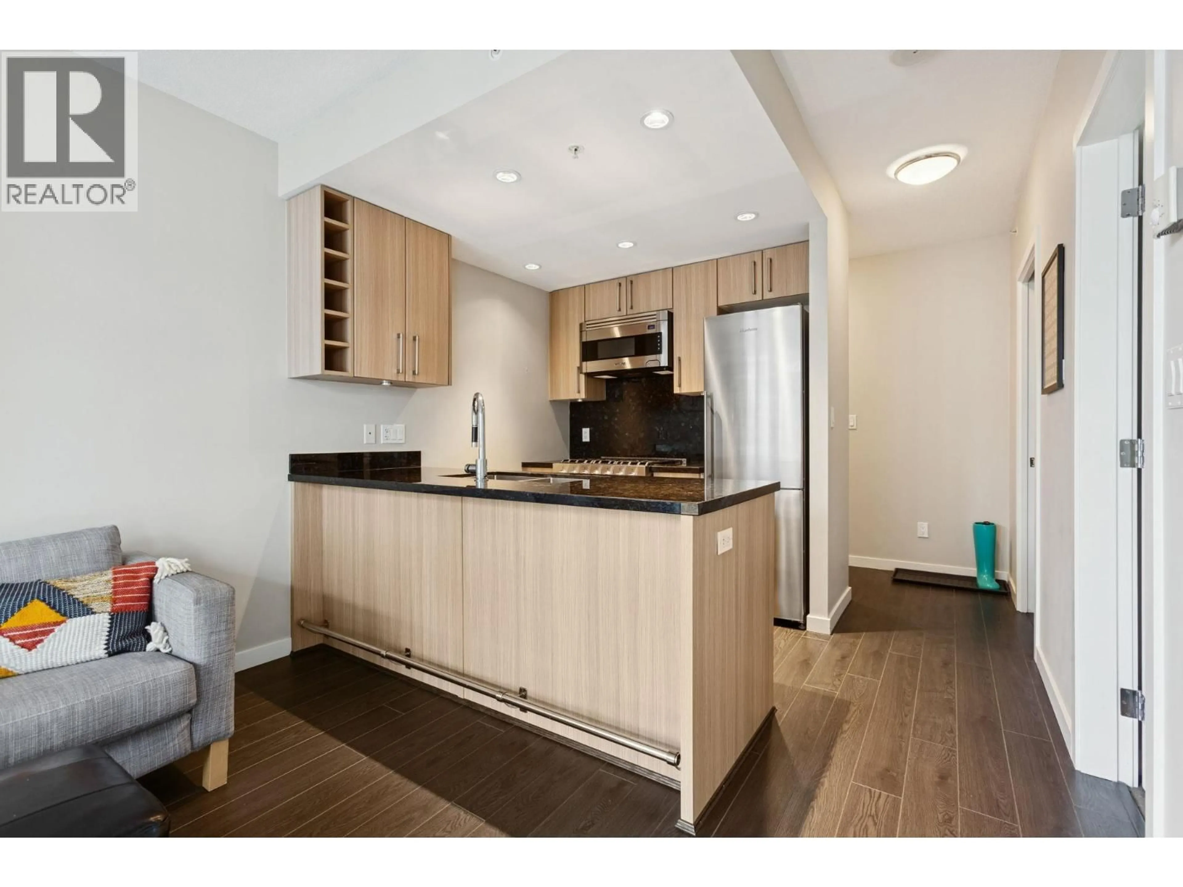 Open concept kitchen, wood/laminate floor for 1001 - 108 1ST AVENUE, Vancouver British Columbia V5Y0H4