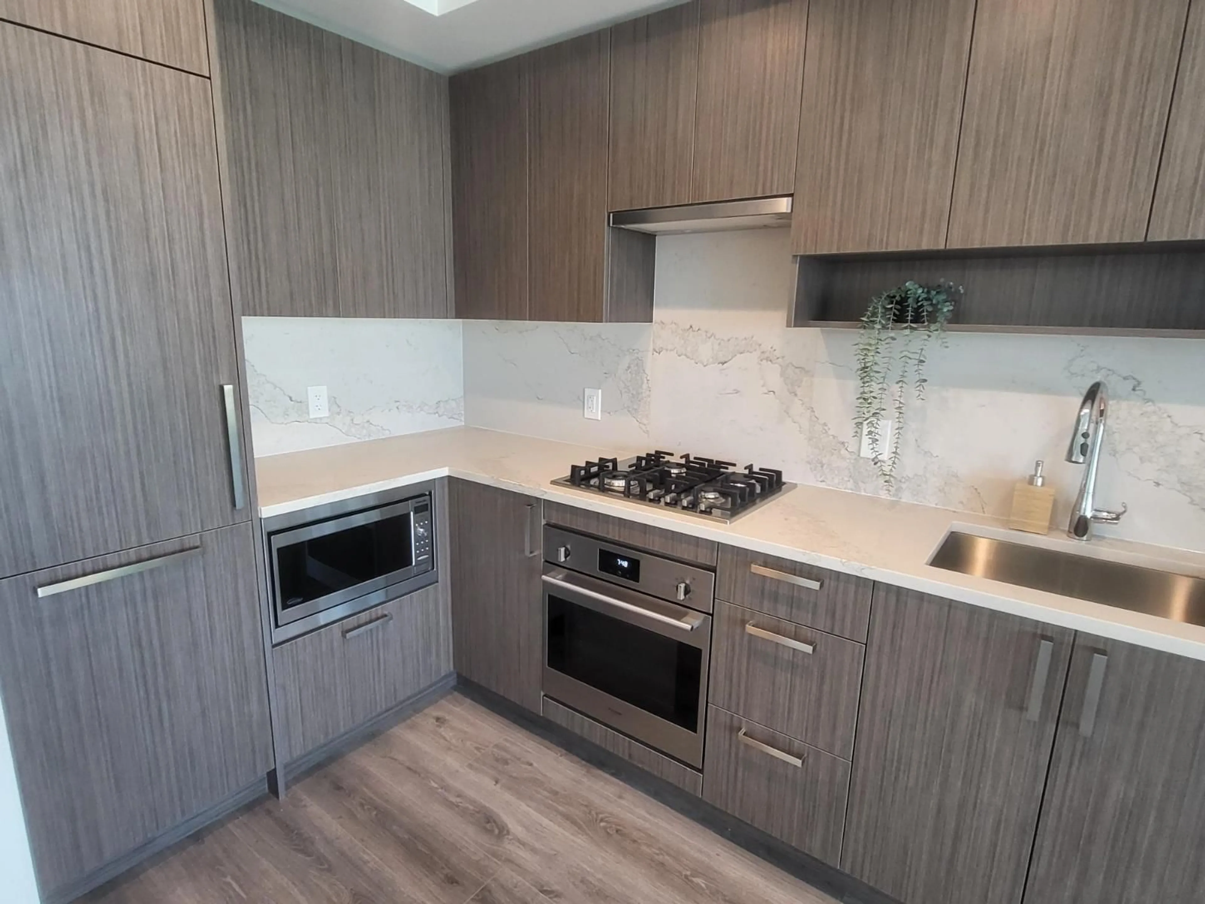 Standard kitchen, unknown for 3305 - 13350 CENTRAL, Surrey British Columbia V3T0S1