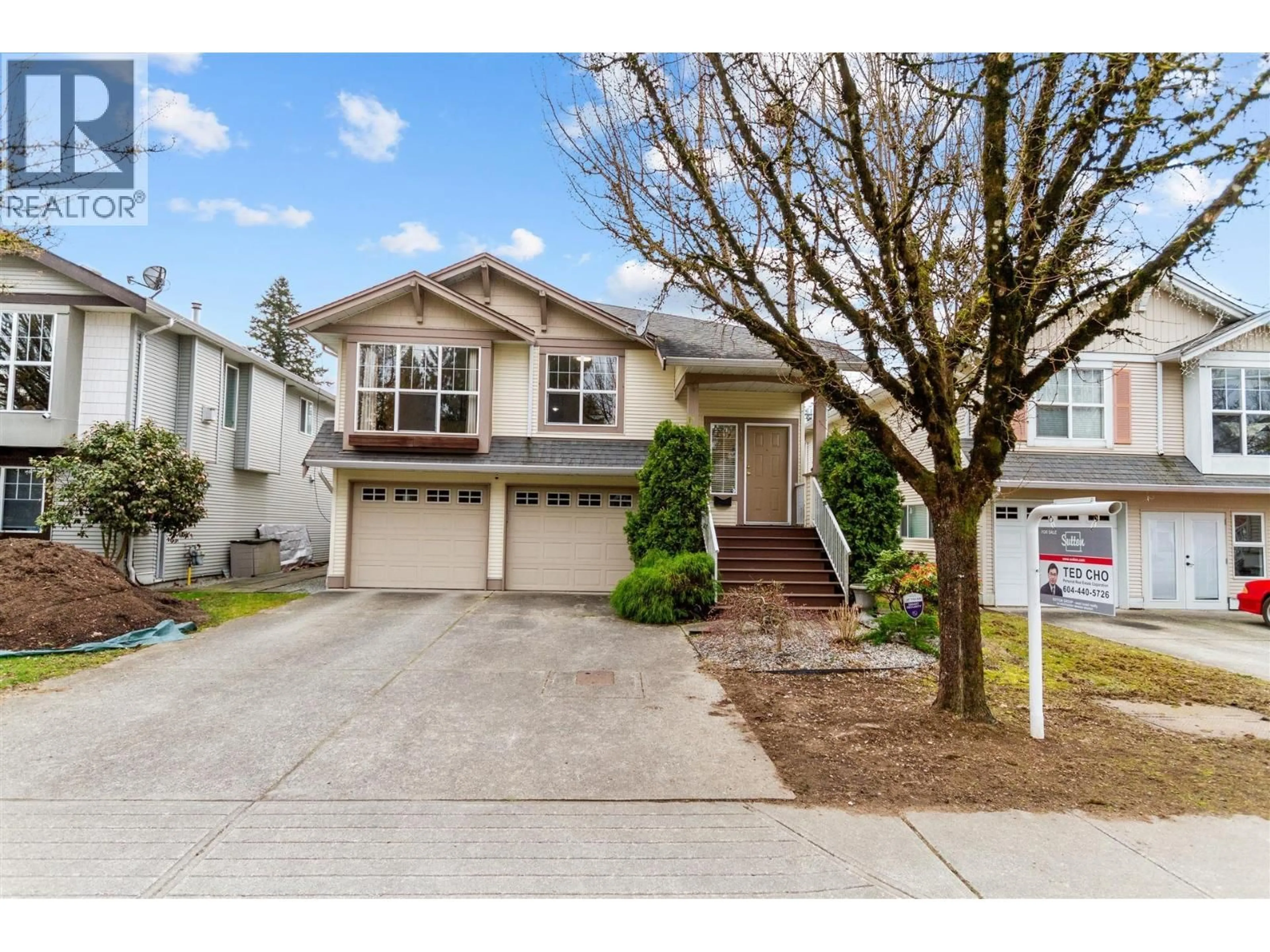 Home with vinyl exterior material, street for 11469 207 STREET, Maple Ridge British Columbia V2X1W9