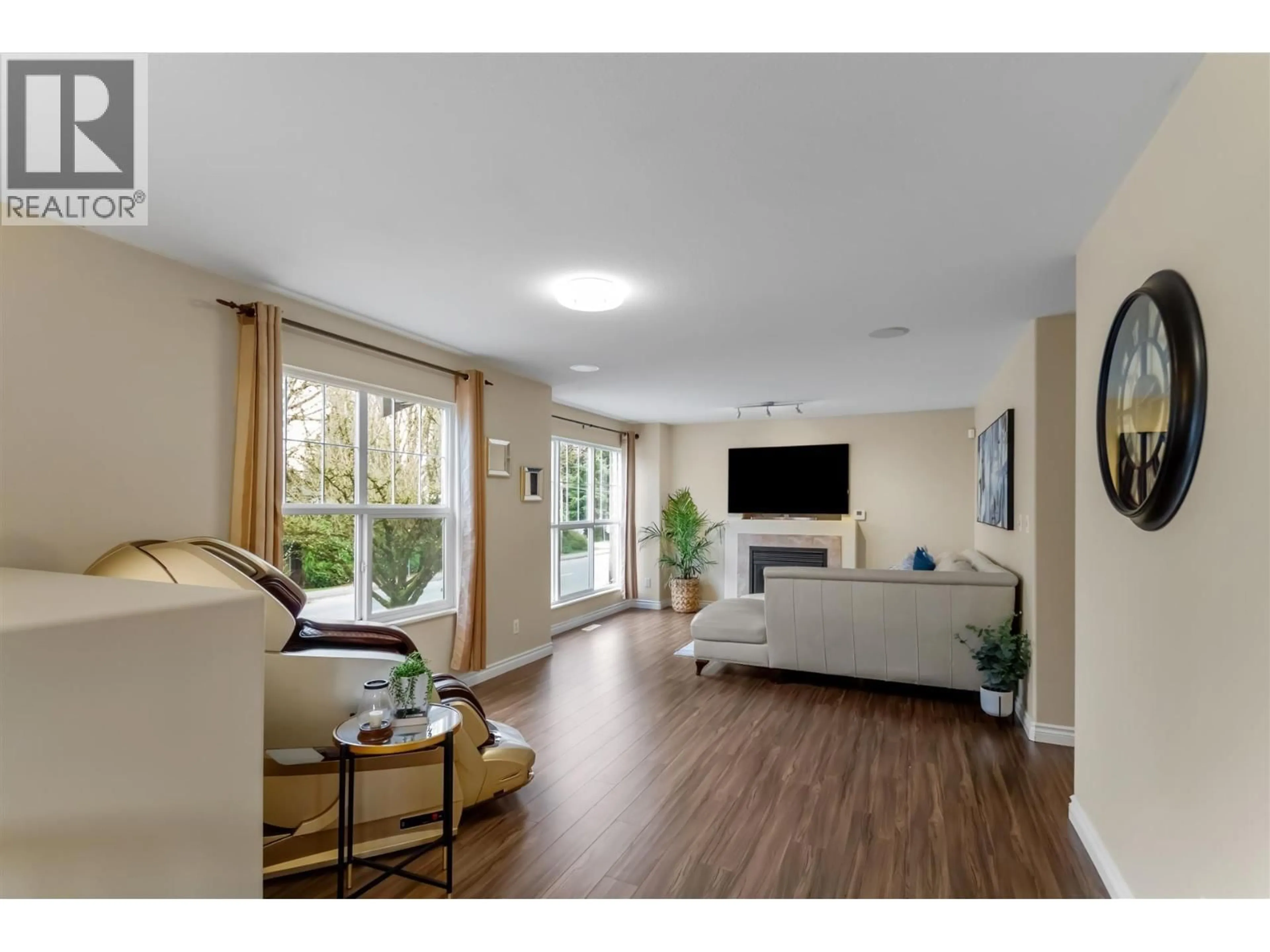 Living room with furniture, wood/laminate floor for 11469 207 STREET, Maple Ridge British Columbia V2X1W9