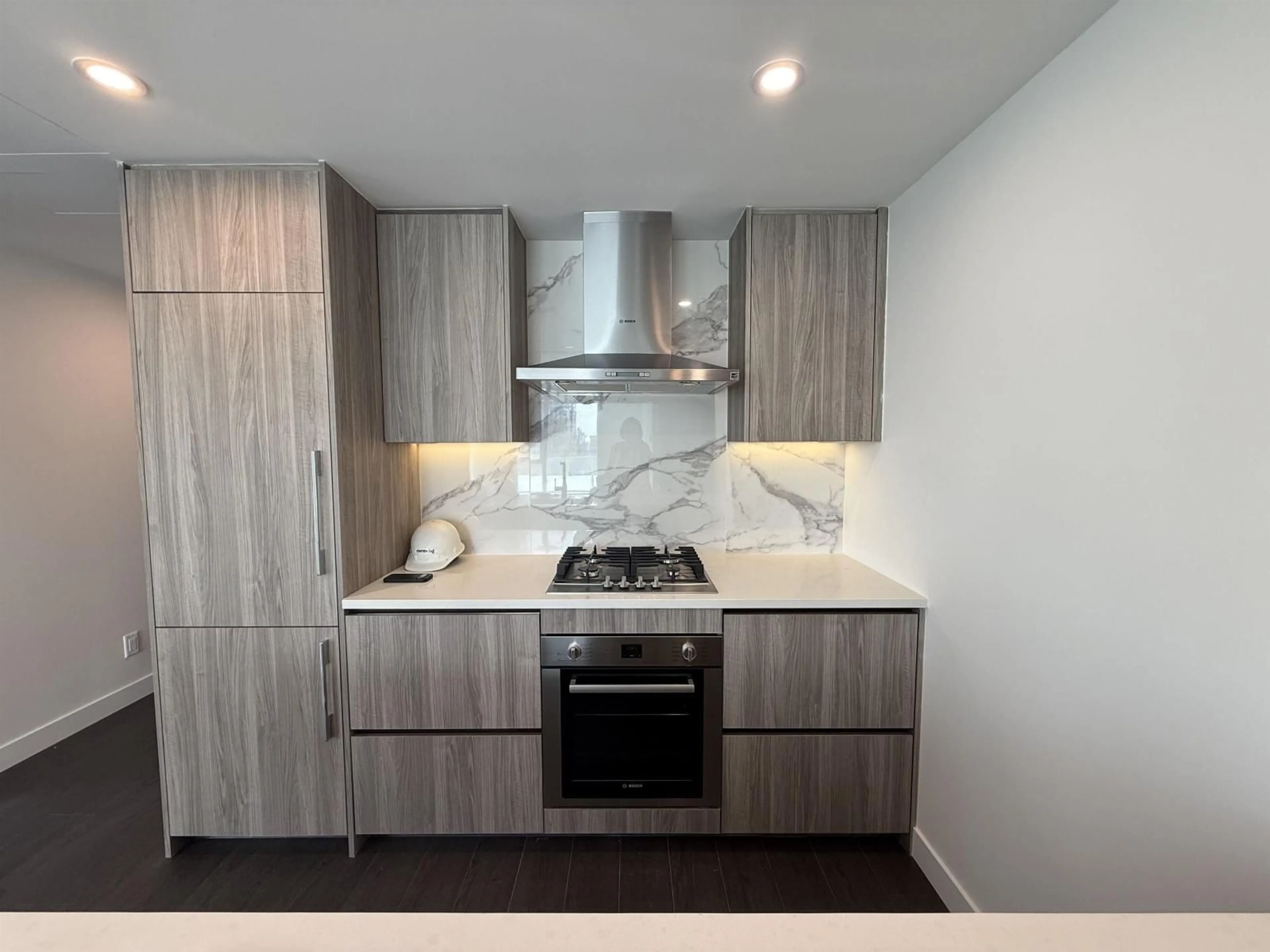 Standard kitchen, wood/laminate floor for 807 - 13768 100, Surrey British Columbia V3T0V2