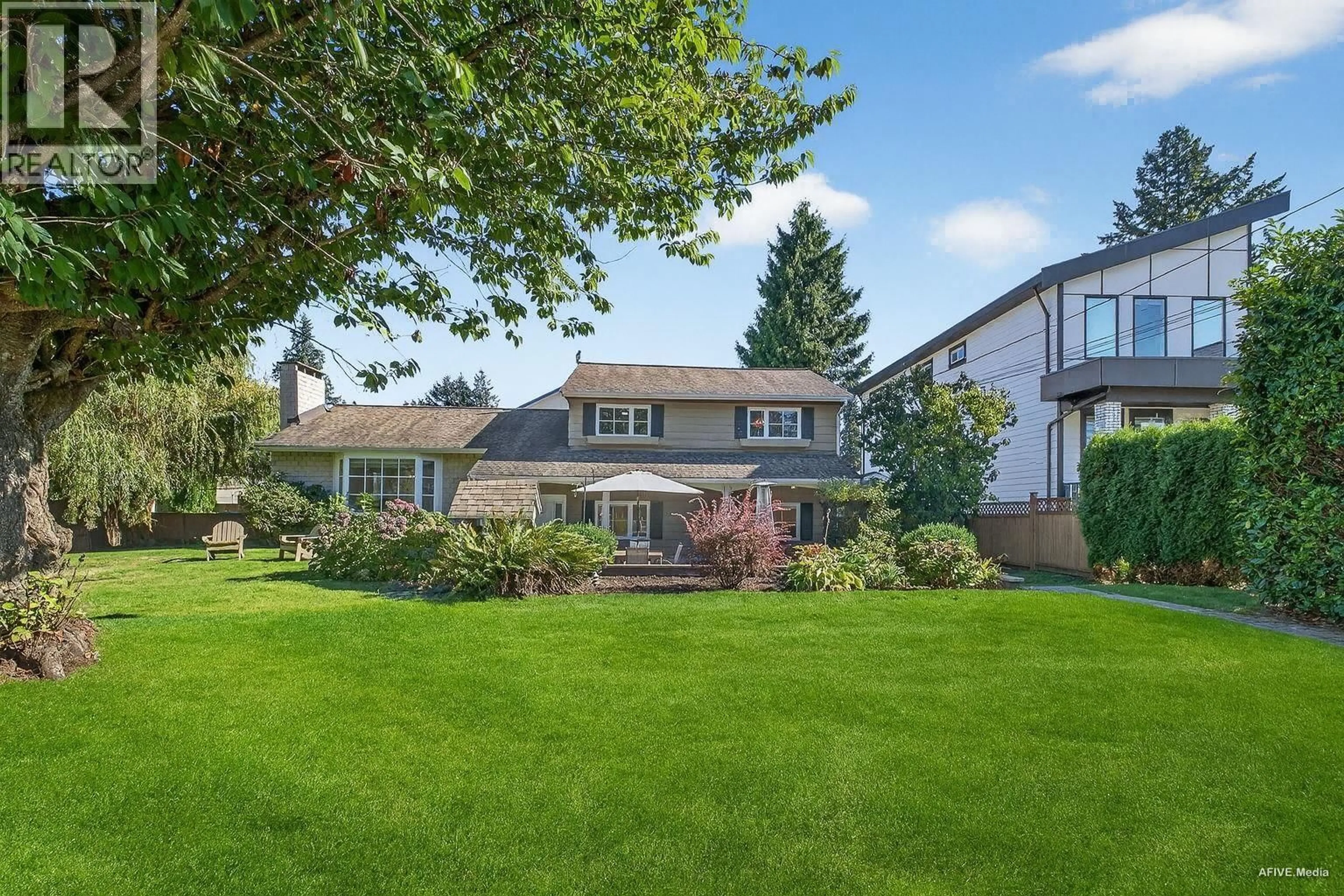 A pic from outside/outdoor area/front of a property/back of a property/a pic from drone, street for 3380 GLASGOW STREET, Port Coquitlam British Columbia V3B4K7