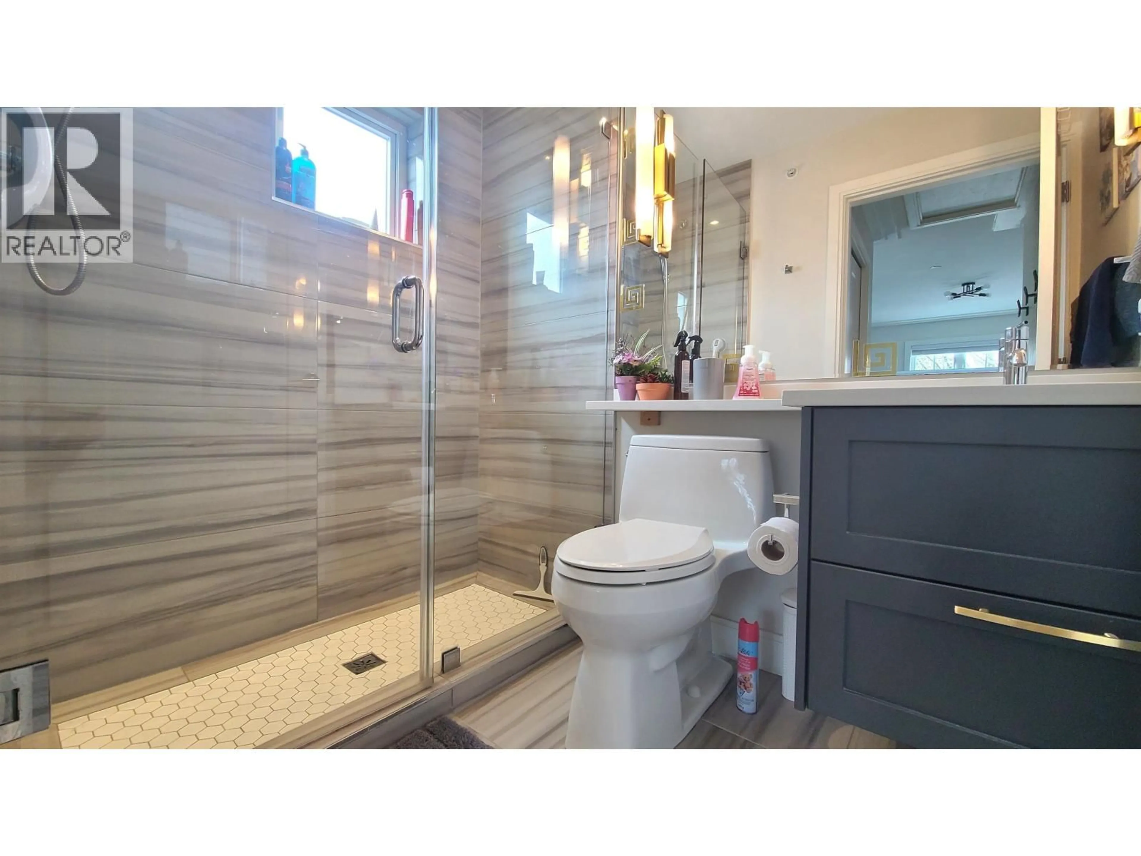Contemporary bathroom, ceramic/tile floor for 901 BROADWAY STREET, Vancouver British Columbia V5T1Y3