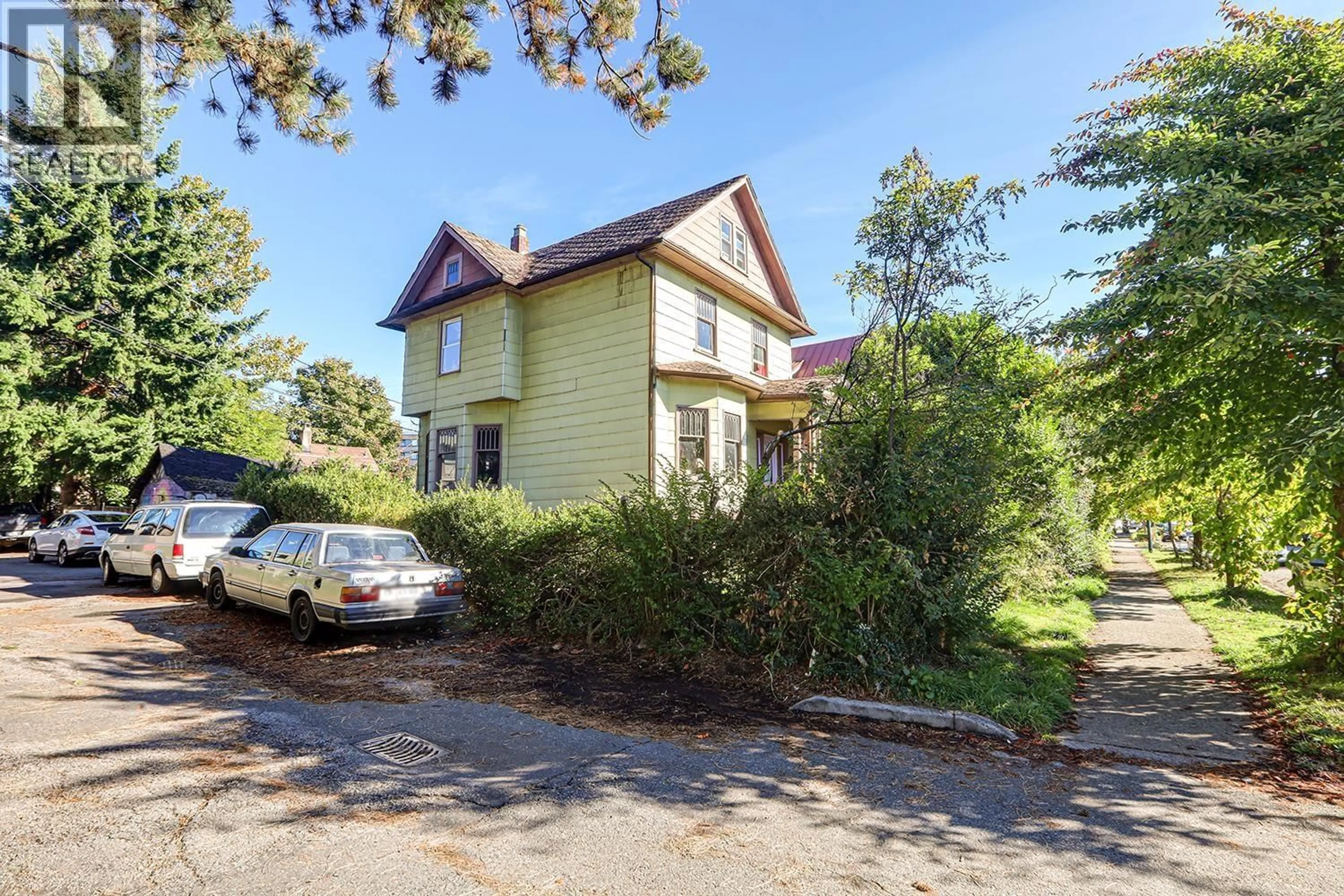 A pic from outside/outdoor area/front of a property/back of a property/a pic from drone, street for 333 E13TH AVENUE, Vancouver British Columbia V5T2K6