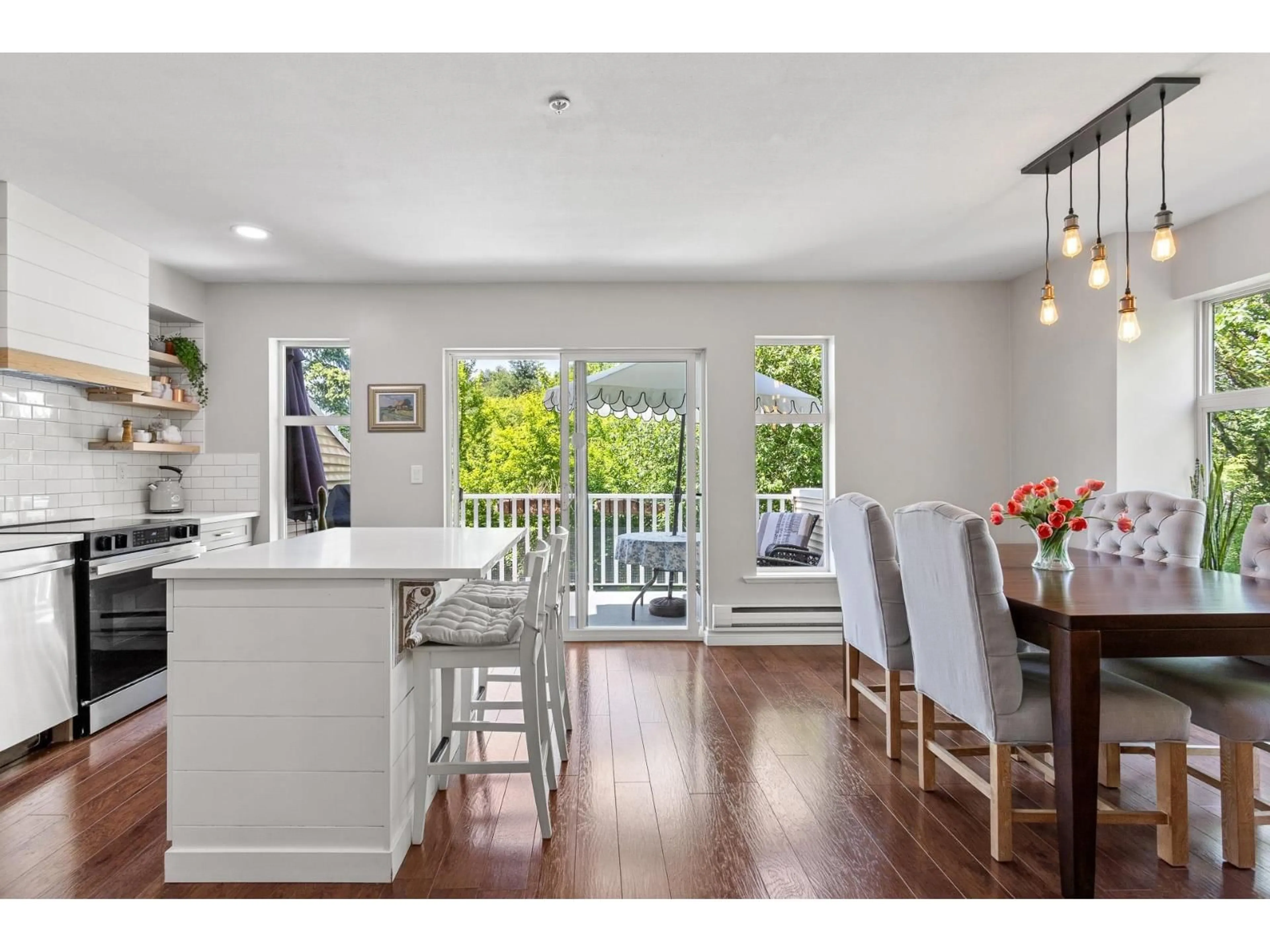 Open concept kitchen, wood/laminate floor for 15 - 6450 199, Langley British Columbia V2Y2X1