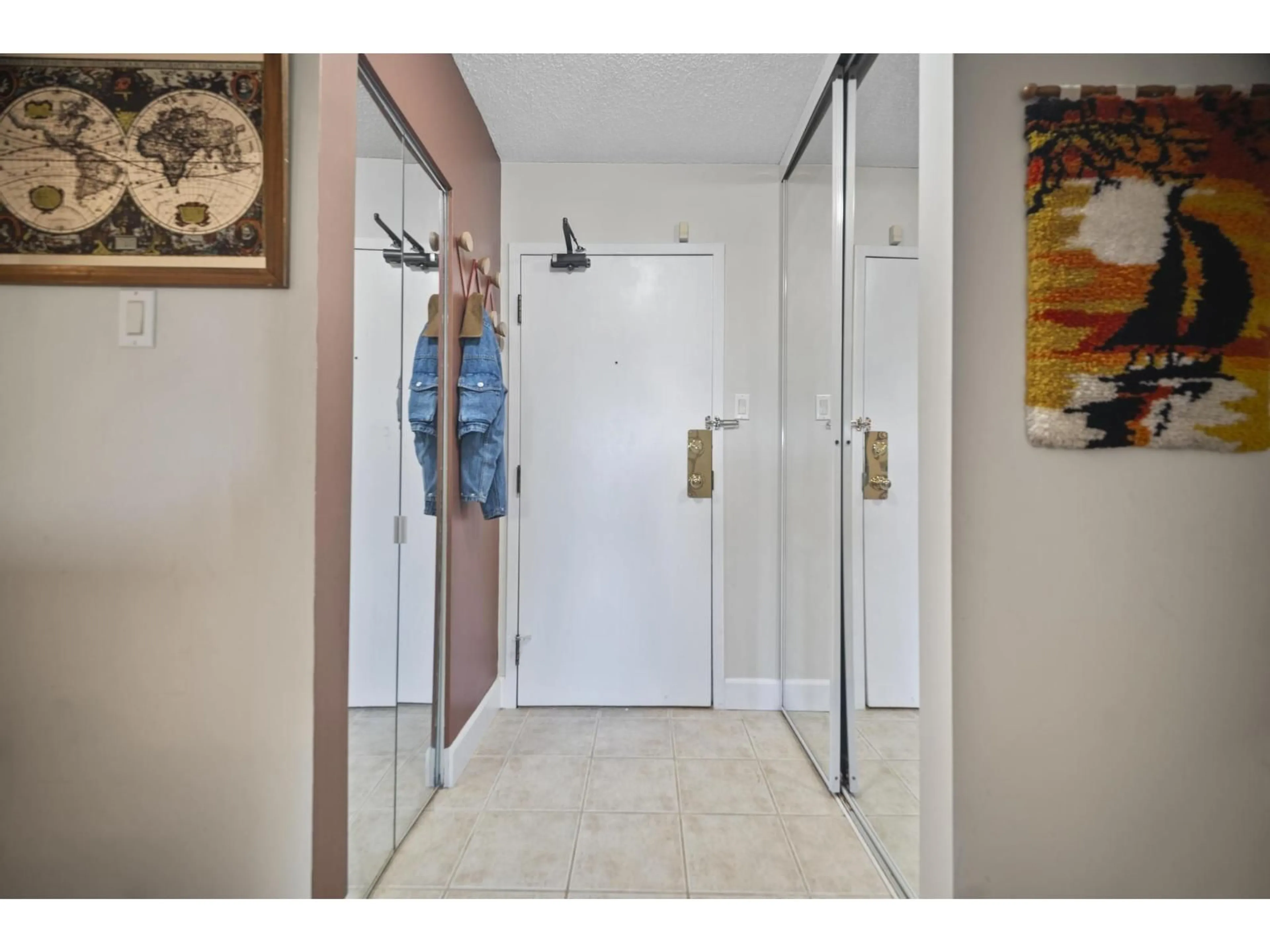Indoor foyer for 103 - 15272 19, Surrey British Columbia V4A1X6
