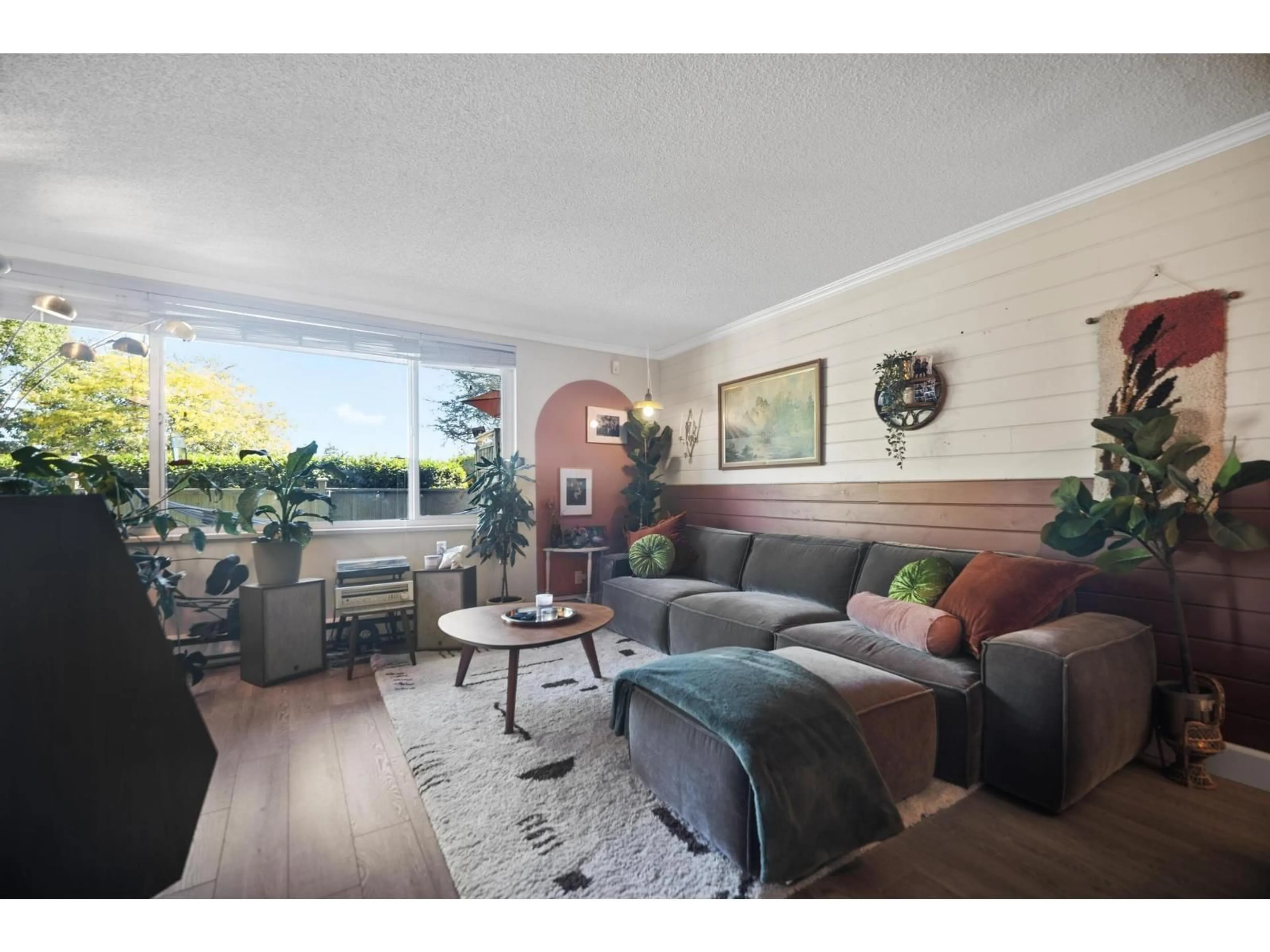 Living room with furniture, wood/laminate floor for 103 - 15272 19, Surrey British Columbia V4A1X6