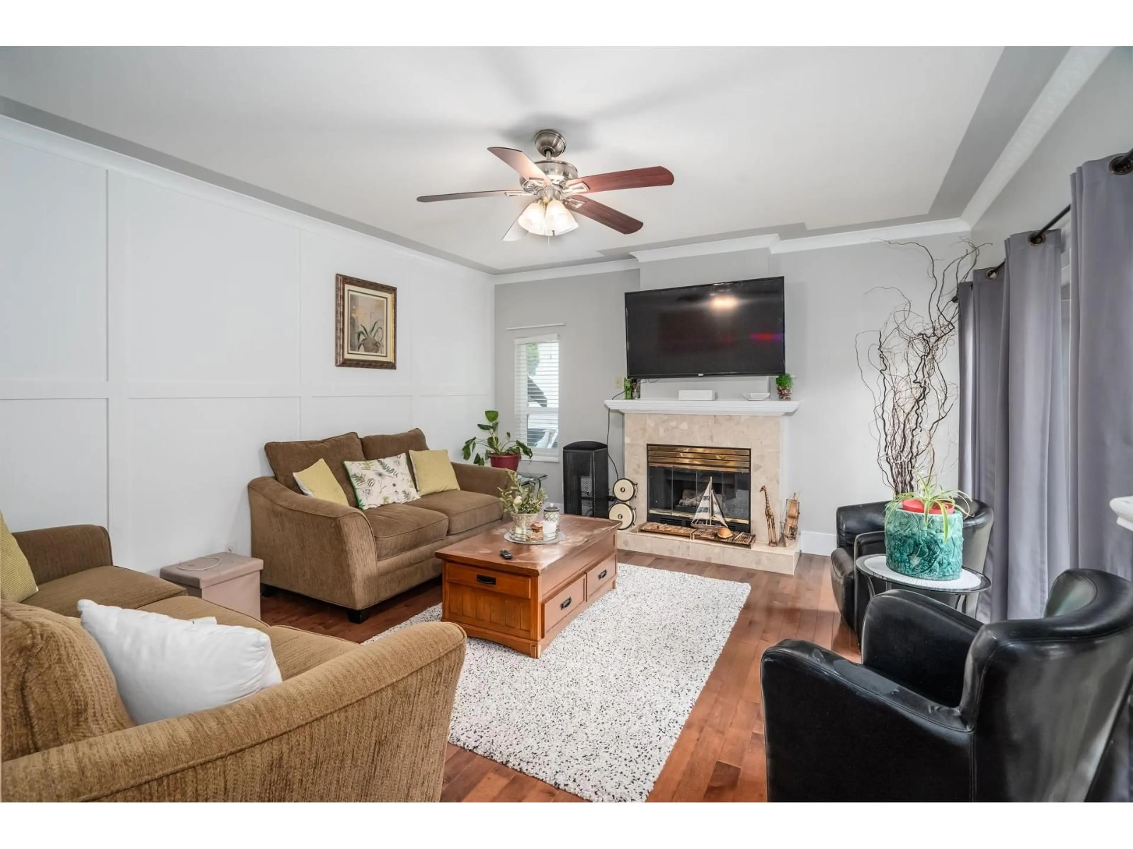 Living room with furniture, wood/laminate floor for 2237 MOUNTAIN, Abbotsford British Columbia V3G1E3