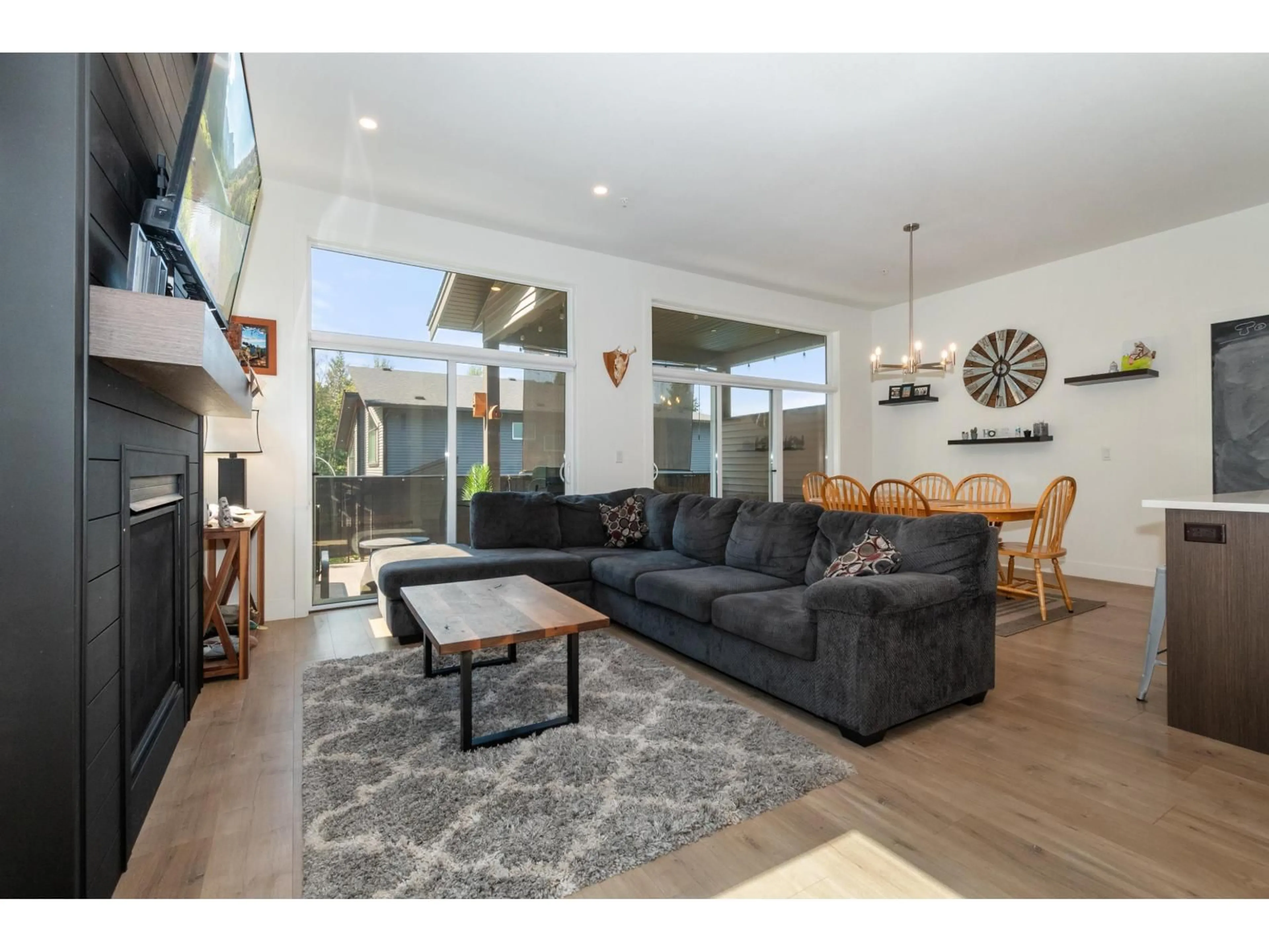 Living room with furniture, wood/laminate floor for A - 7097 TAHOMA PLACE, Chilliwack British Columbia V4Z0E1