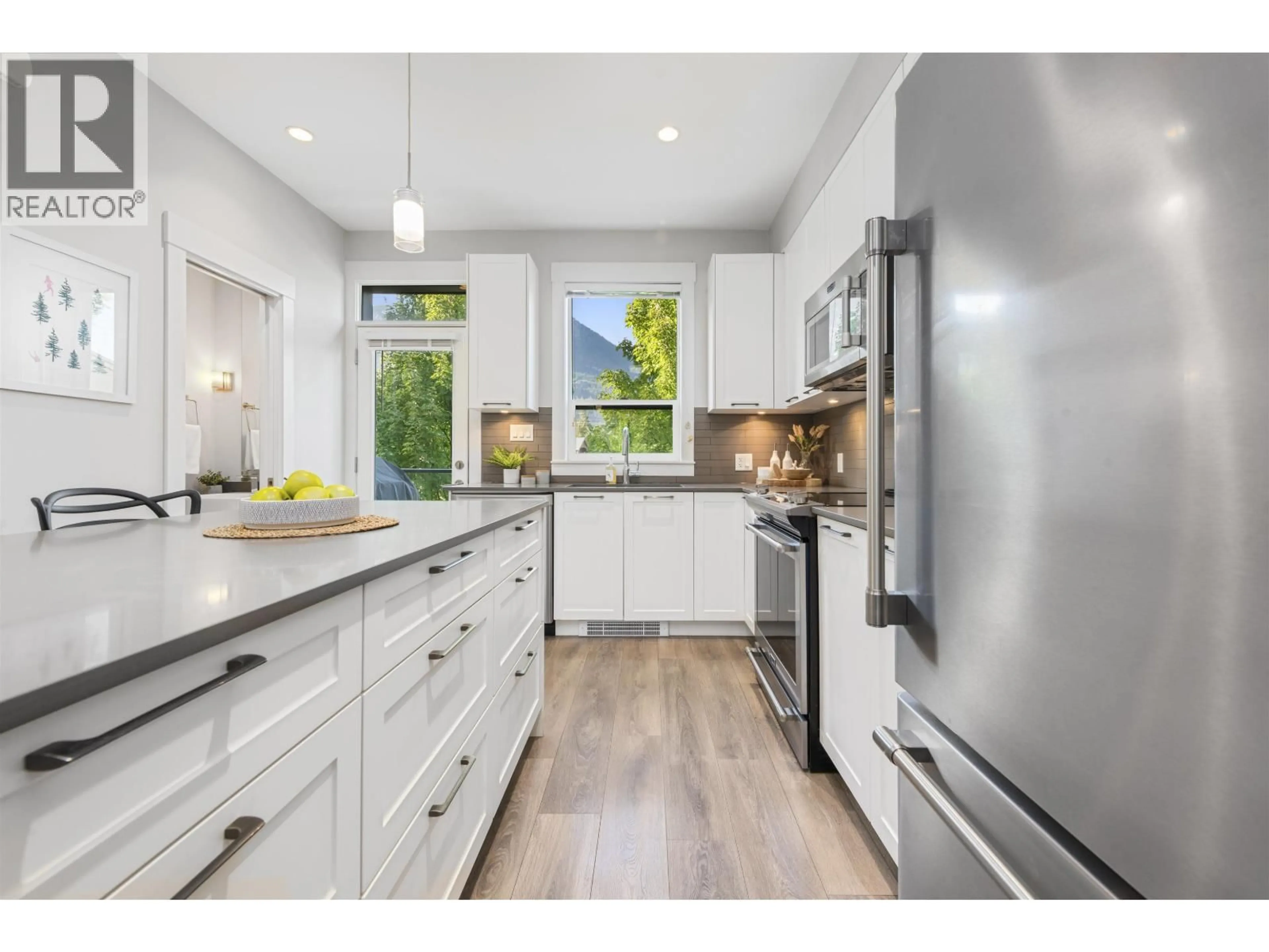 Open concept kitchen, wood/laminate floor for 9 - 38684 BUCKLEY AVENUE, Squamish British Columbia V8B0M4