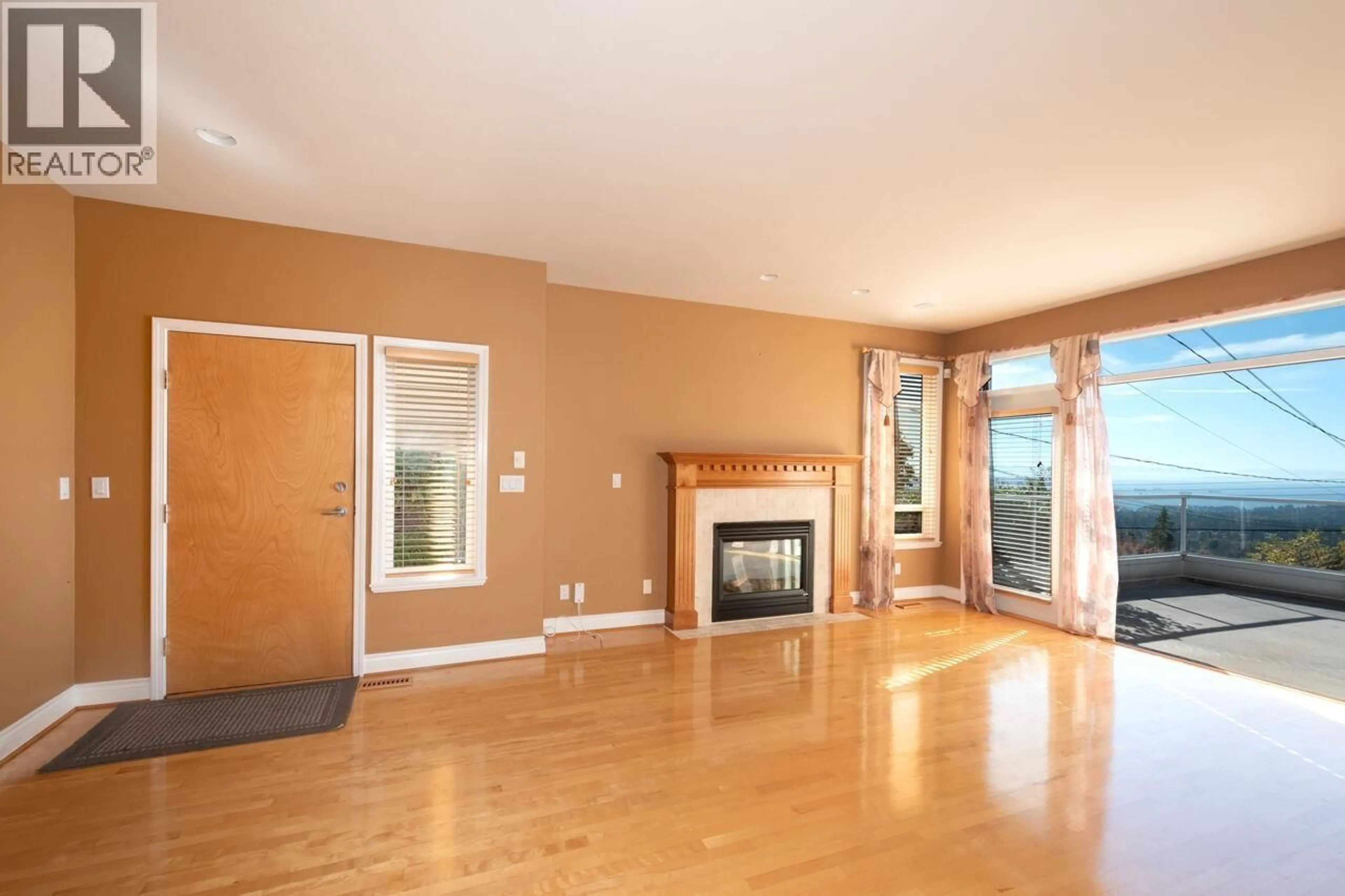 Living room with furniture, wood/laminate floor for 4080 ST. PAULS AVENUE, North Vancouver British Columbia V7N1T5