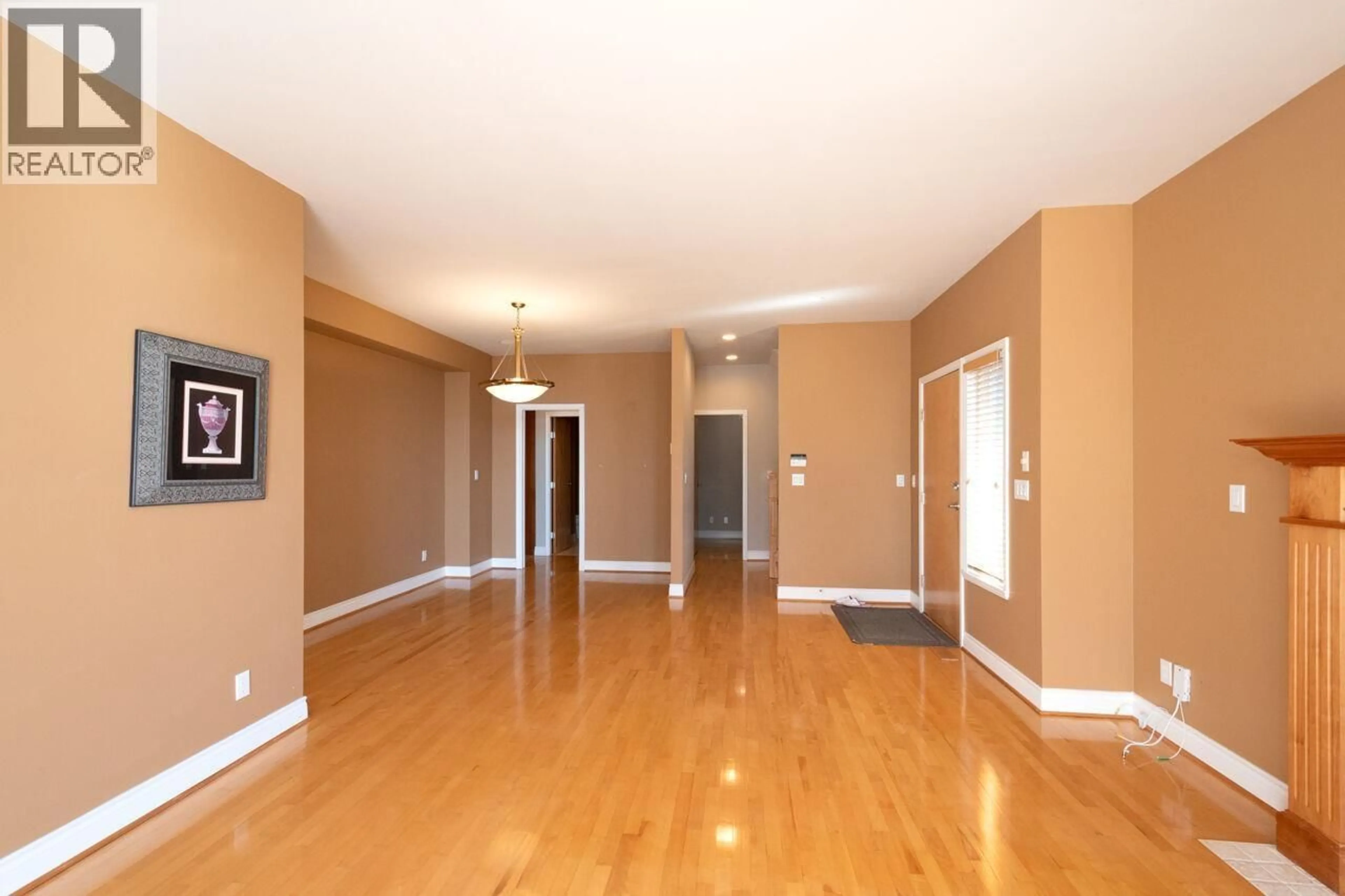 Indoor foyer for 4080 ST. PAULS AVENUE, North Vancouver British Columbia V7N1T5