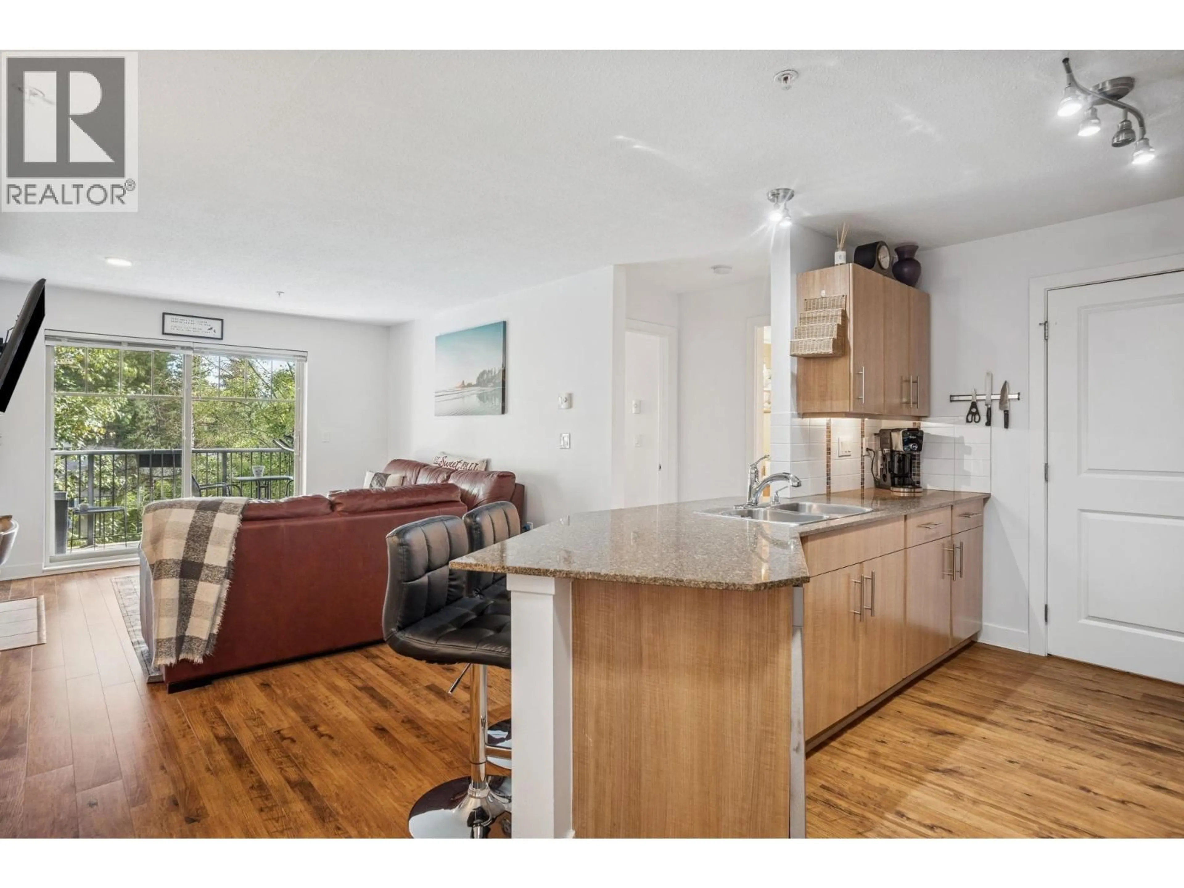 Open concept kitchen, wood/laminate floor for 305 - 12020 207A STREET, Maple Ridge British Columbia V2X8V2