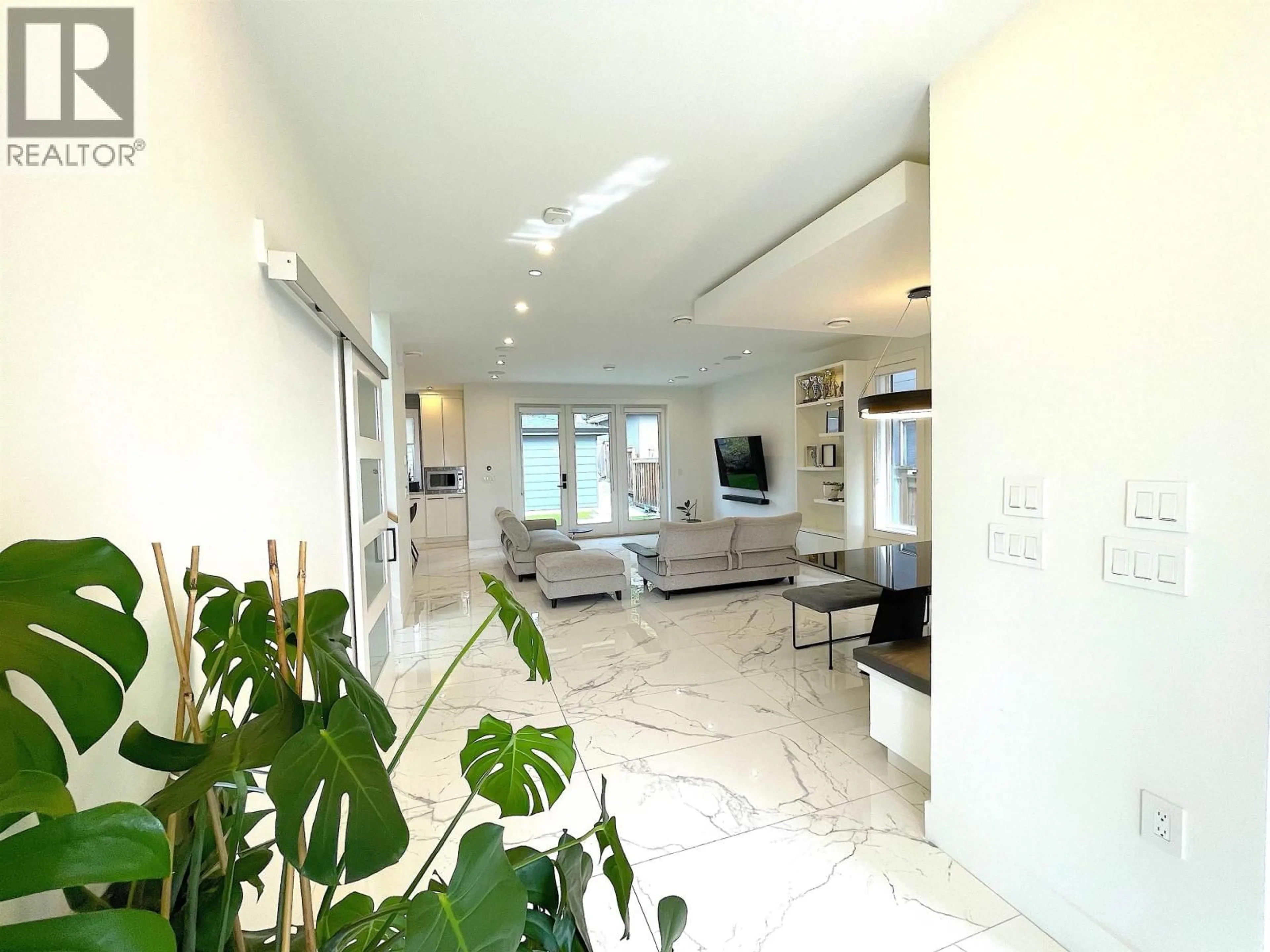 Indoor foyer for 1633 MARINE DRIVE, Vancouver British Columbia V5P2R5