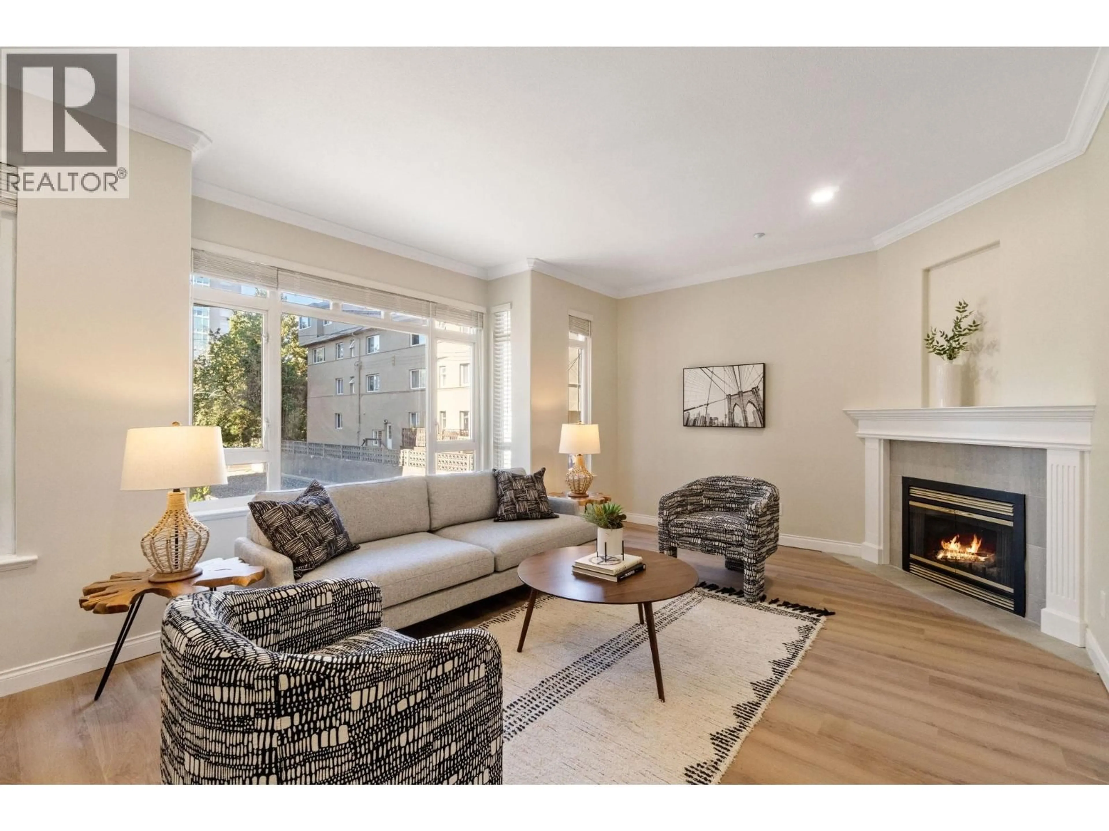 Living room with furniture, unknown for 5 - 119 6TH STREET, North Vancouver British Columbia V7L1N9