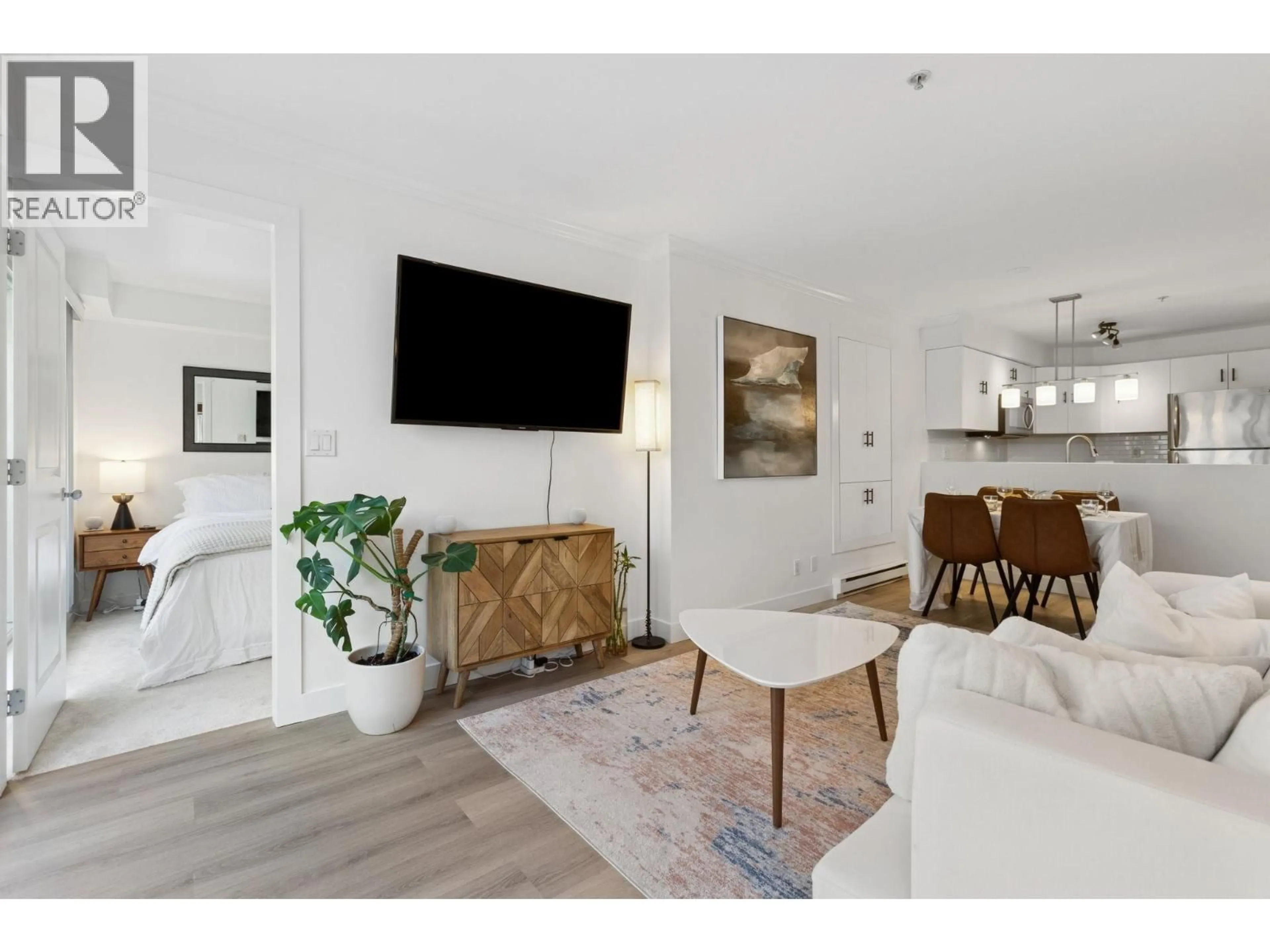 Living room with furniture, wood/laminate floor for 19 - 628 6TH AVENUE, Vancouver British Columbia V5Z1A3