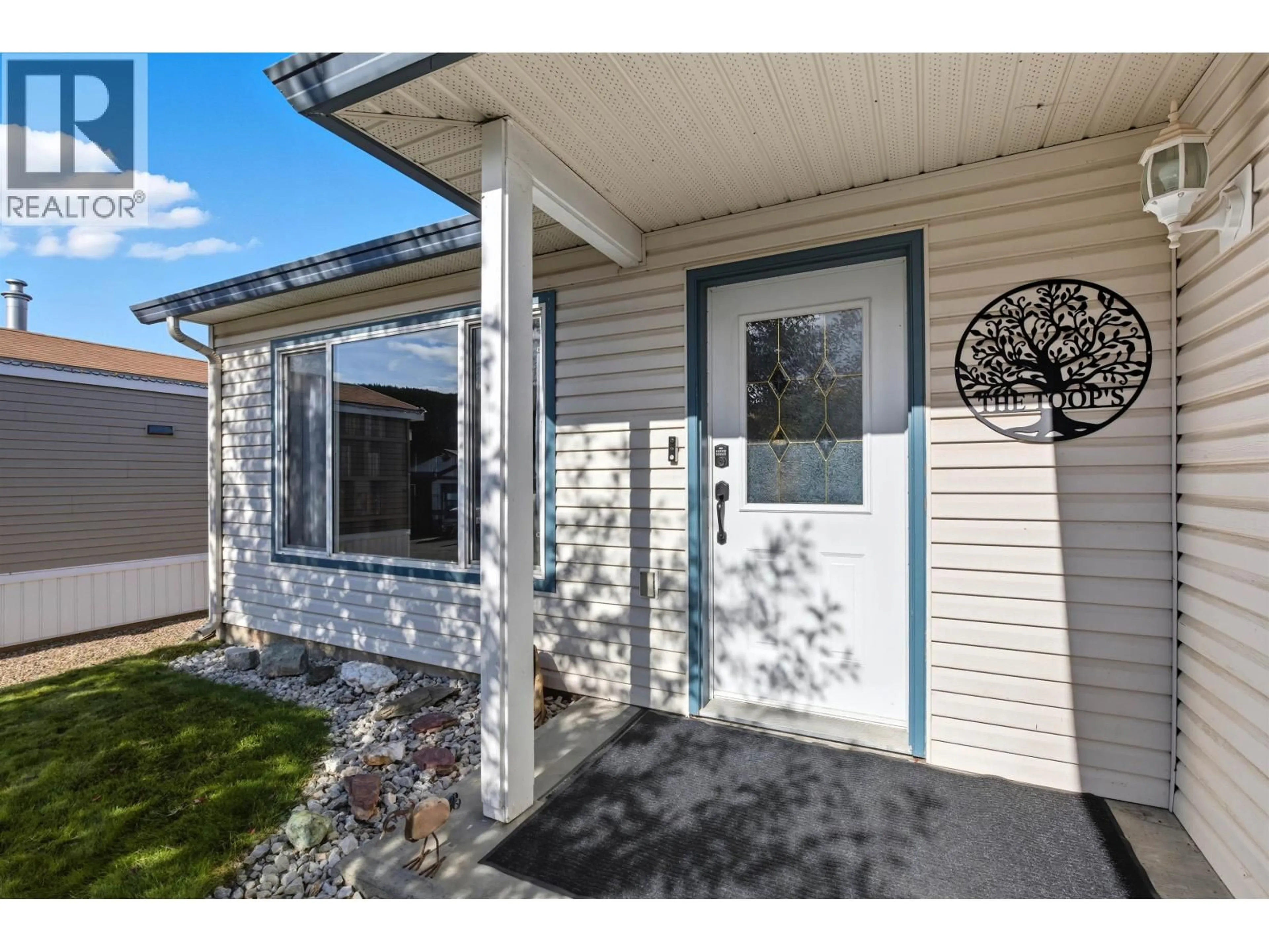 Home with vinyl exterior material, street for 303 JERSEY PLACE, Williams Lake British Columbia V2G4T7