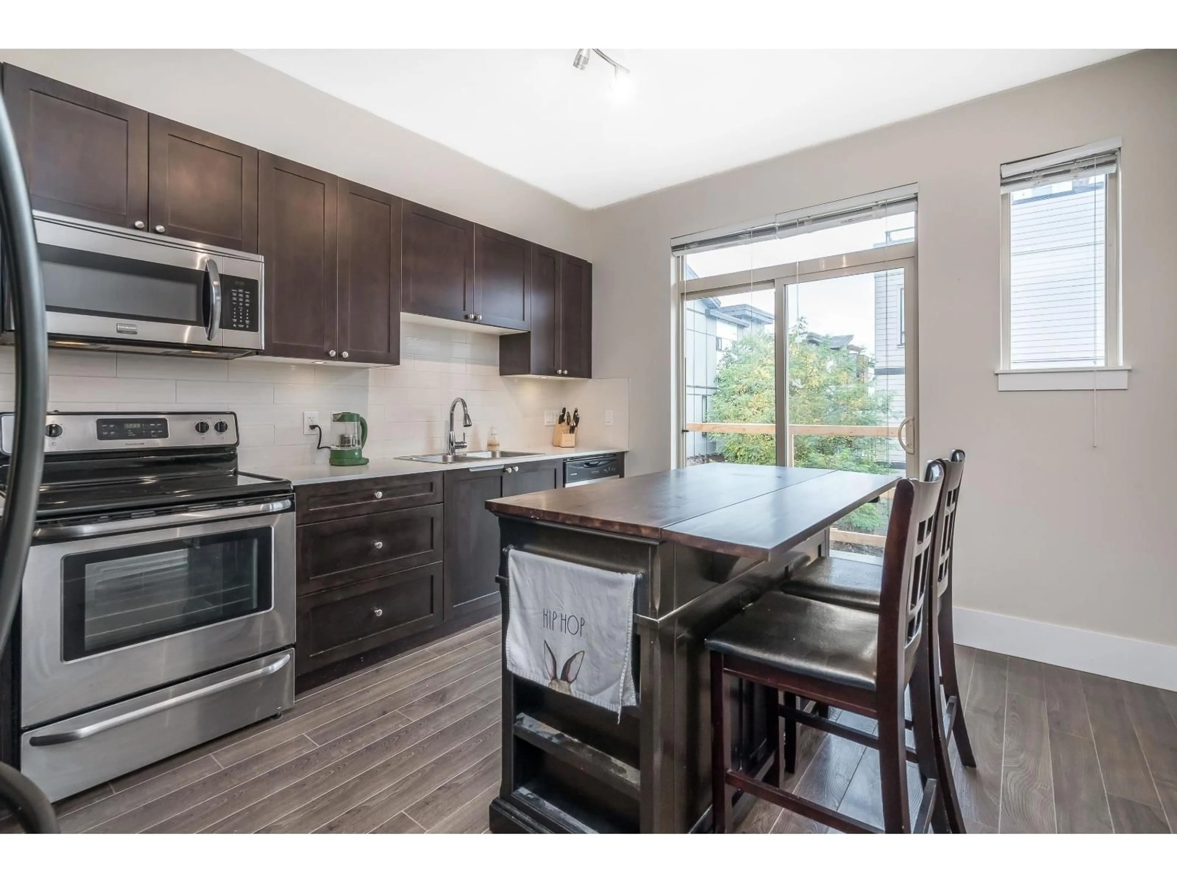 Open concept kitchen, wood/laminate floor for 22 - 19752 55A, Langley British Columbia V3A3X2