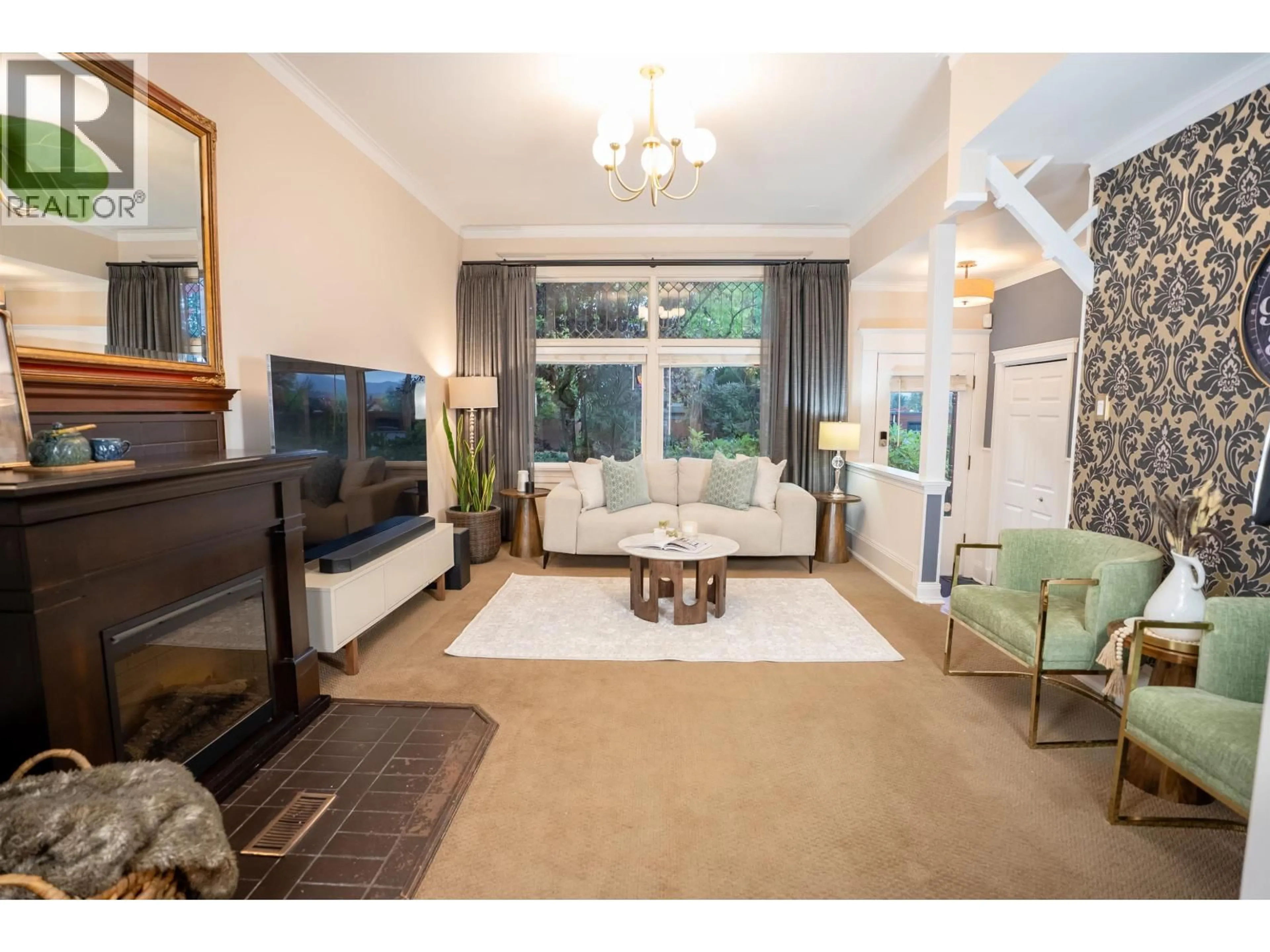 Living room with furniture, unknown for 124 SIXTH AVENUE, New Westminster British Columbia V3L1T4