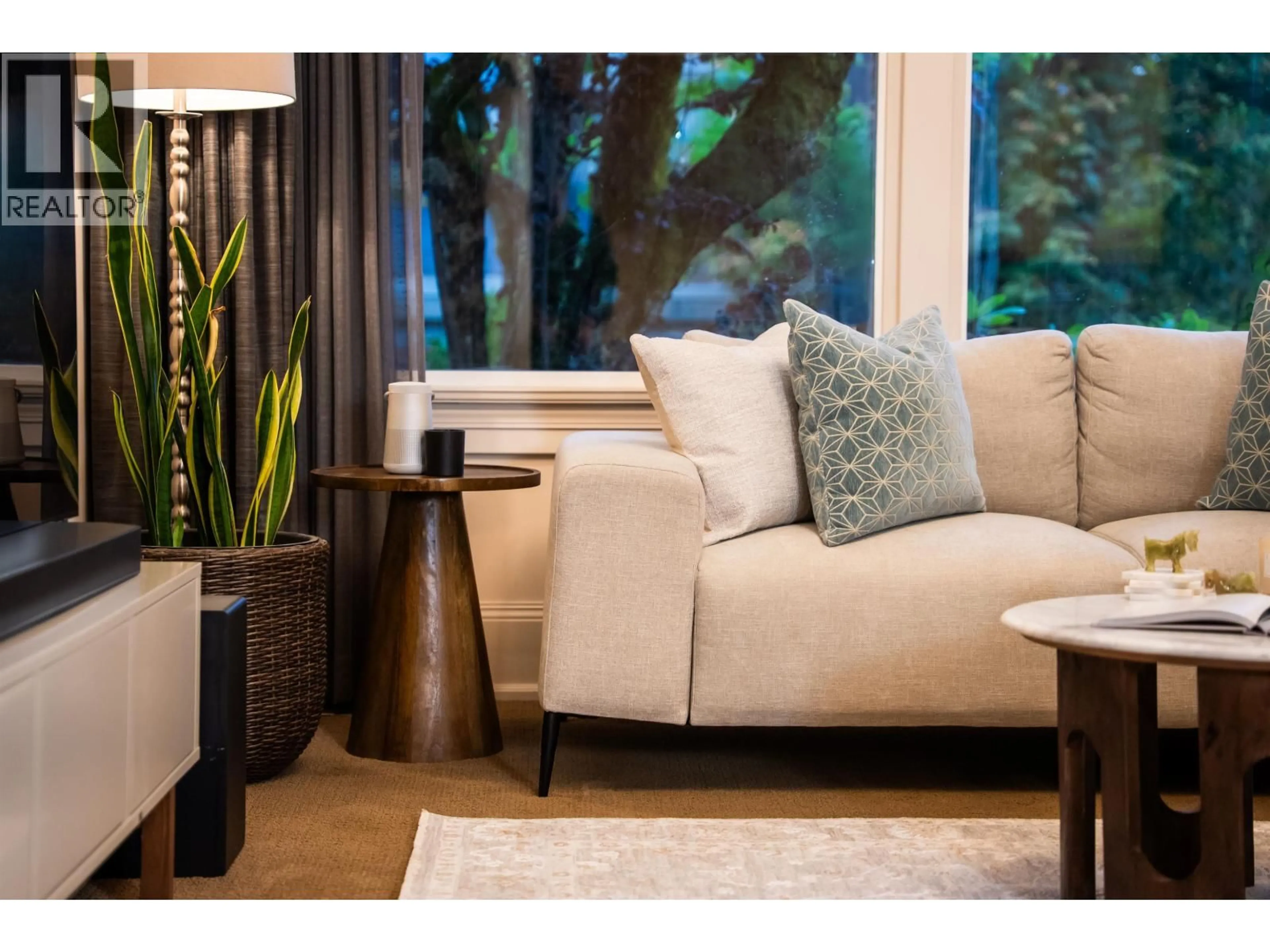 Living room with furniture, wood/laminate floor for 124 SIXTH AVENUE, New Westminster British Columbia V3L1T4
