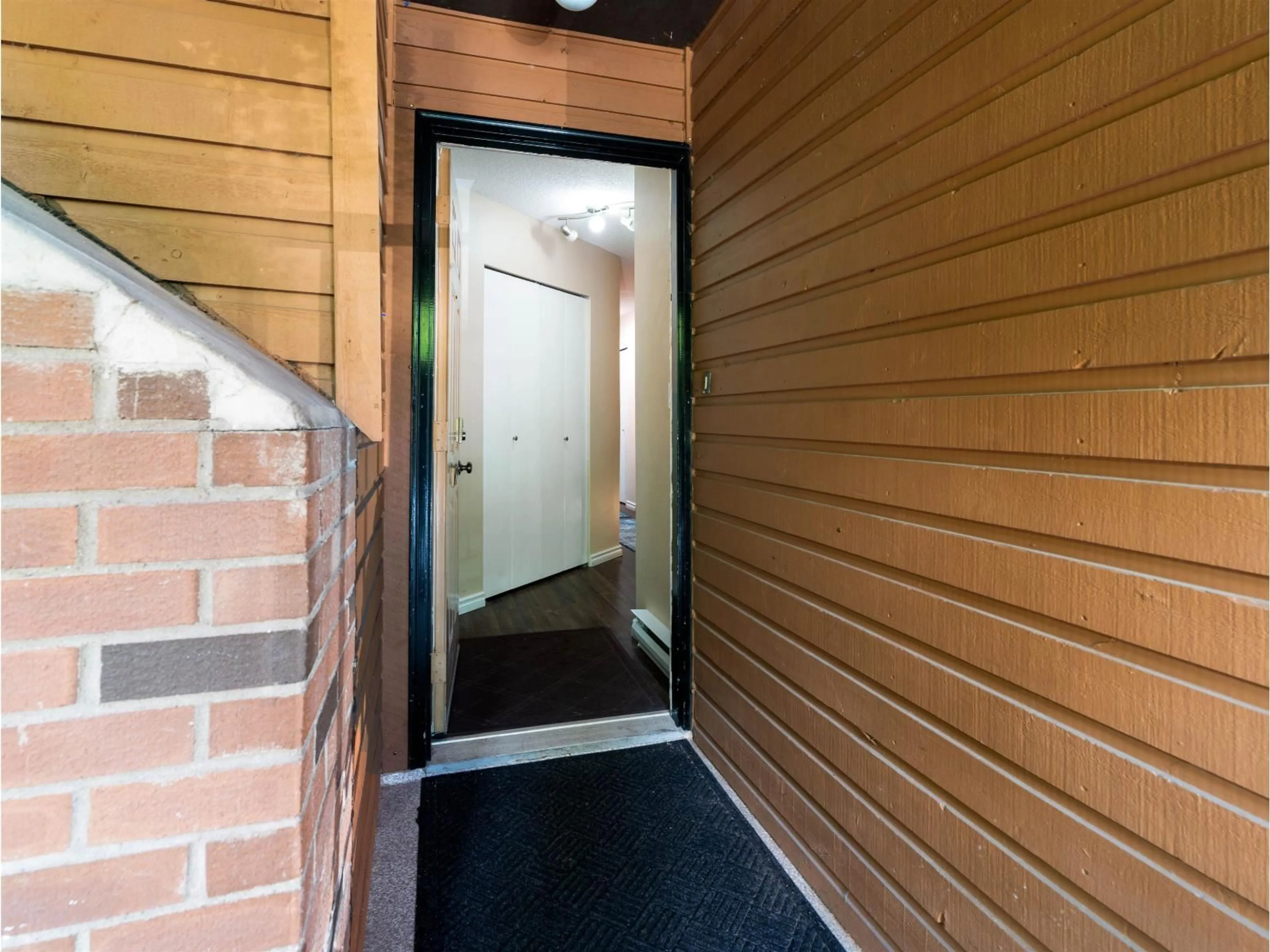 Indoor foyer for 914 - 10620 150 STREET, Surrey British Columbia V3W7S1