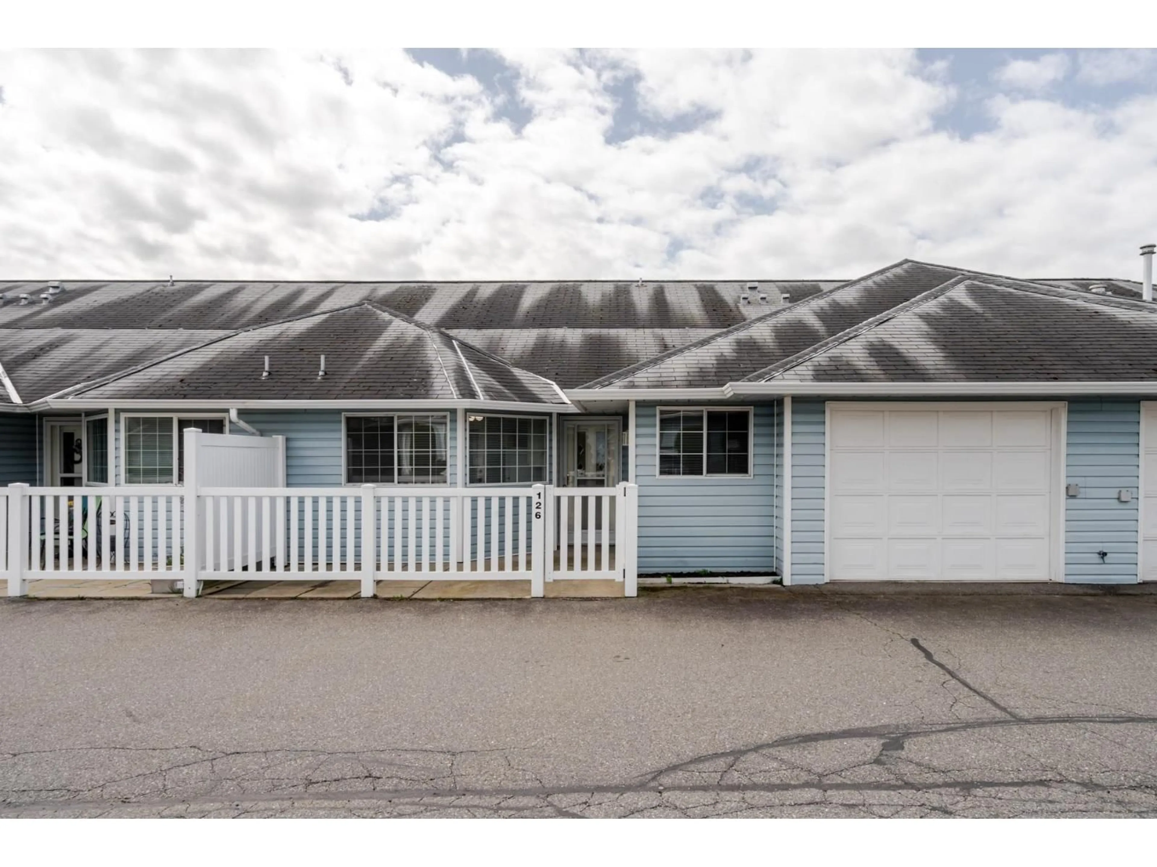 Home with vinyl exterior material, street for 126 - 1450 MCCALLUM, Abbotsford British Columbia V2S8A5