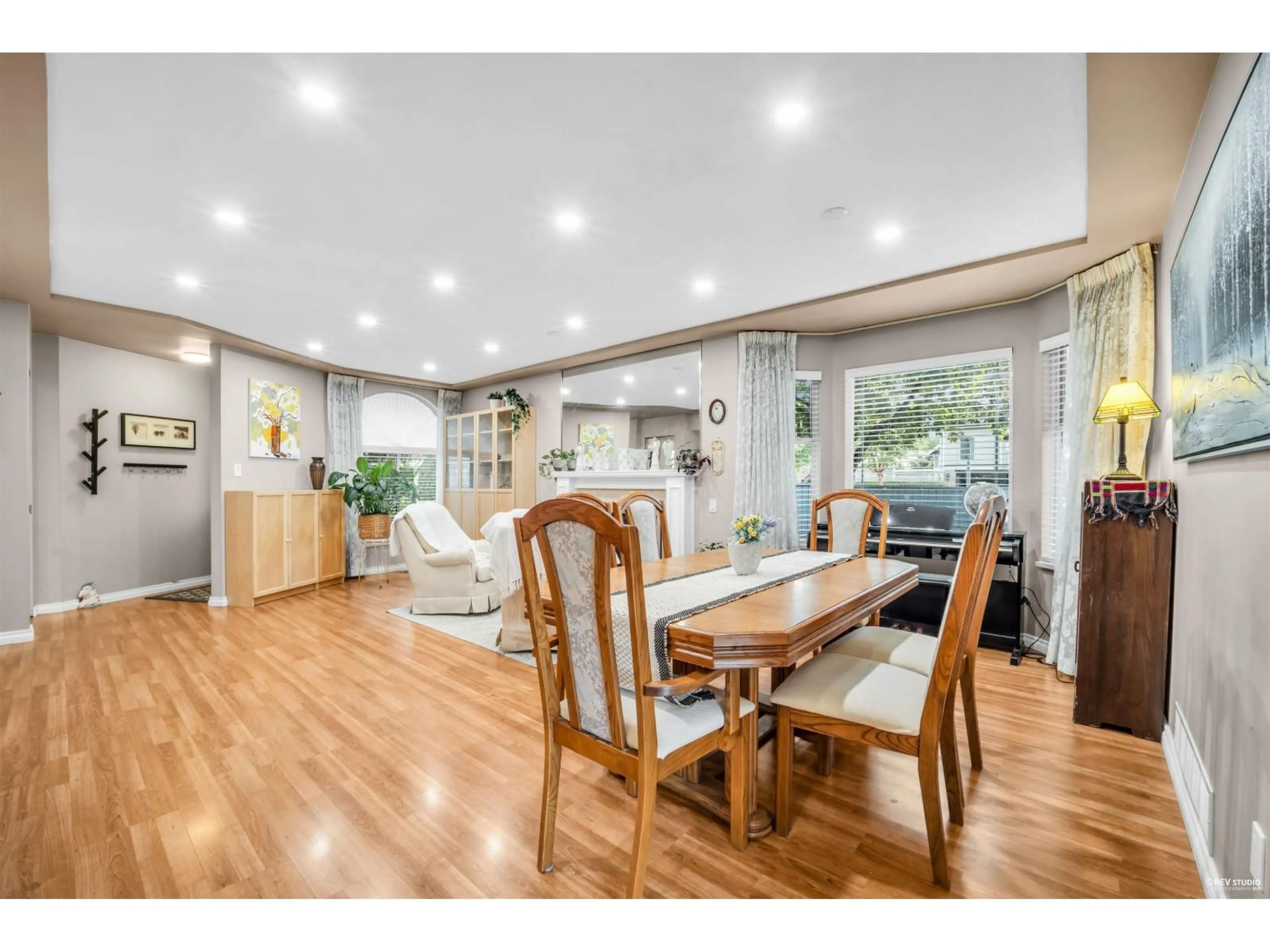 Open concept kitchen, wood/laminate floor for 102 - 12044 BOUNDARY SOUTH, Surrey British Columbia V3X2B4
