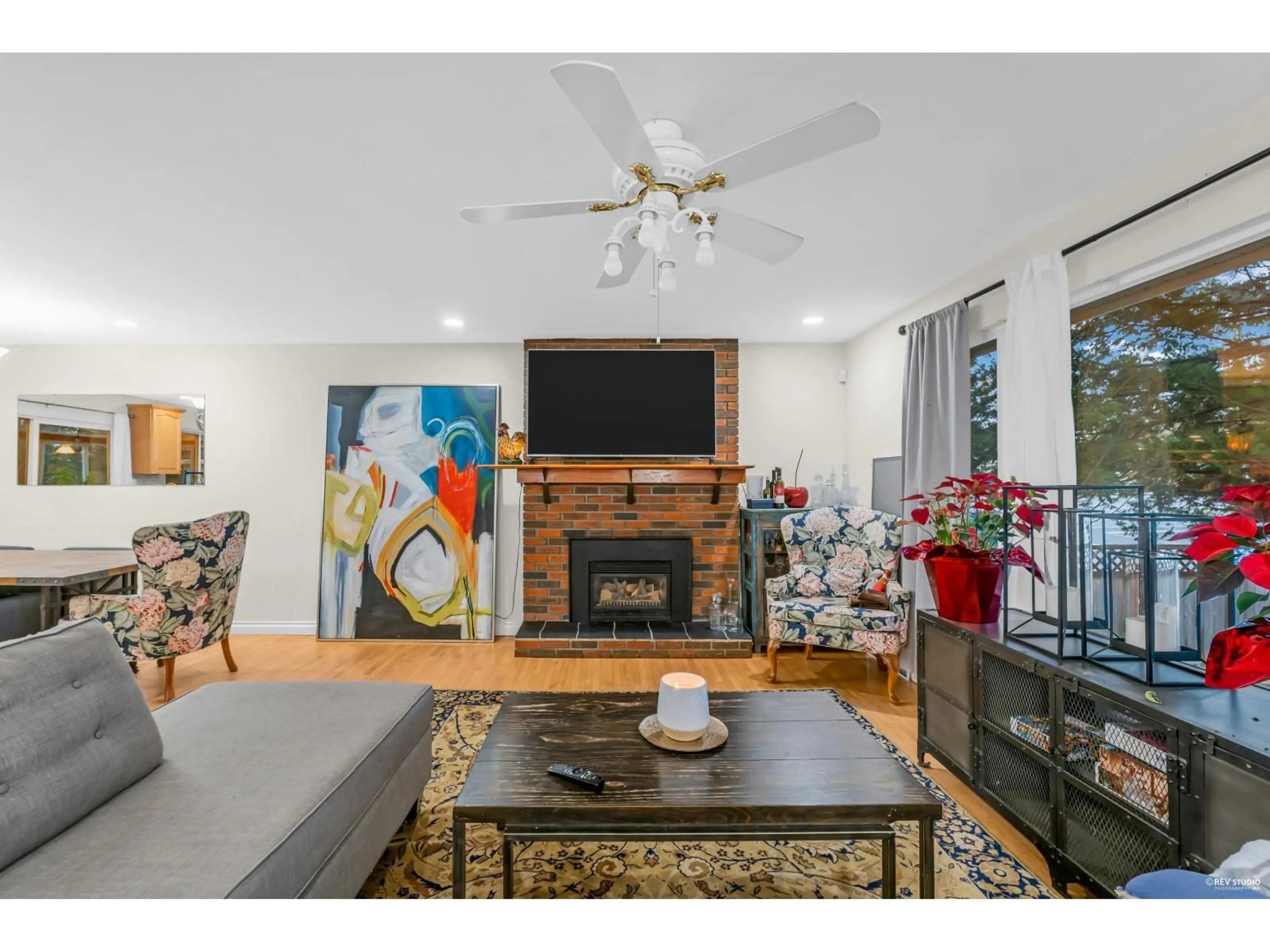 Living room with furniture, unknown for 1579 136, Surrey British Columbia V4A5H3