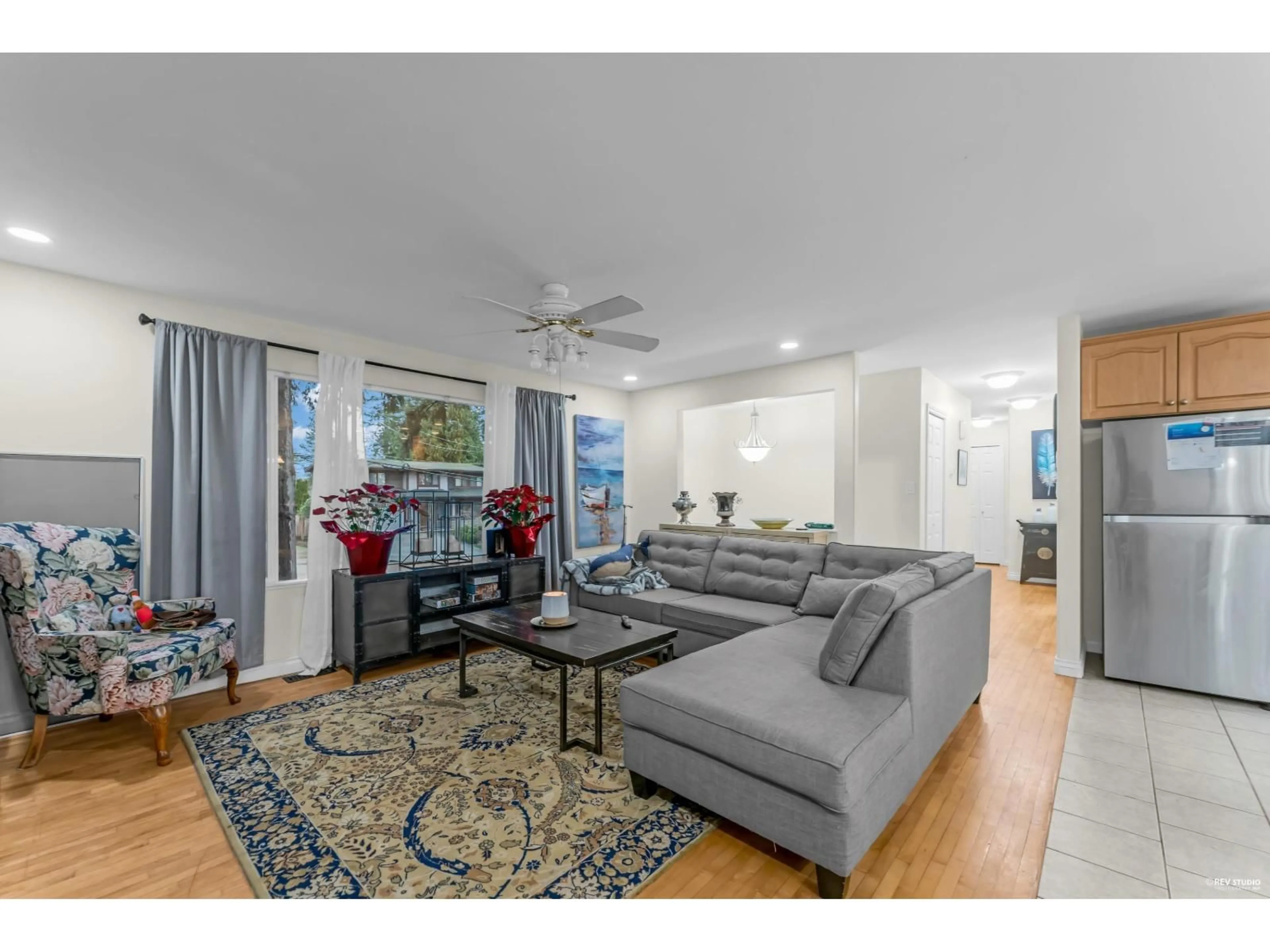 Living room with furniture, unknown for 1579 136, Surrey British Columbia V4A5H3