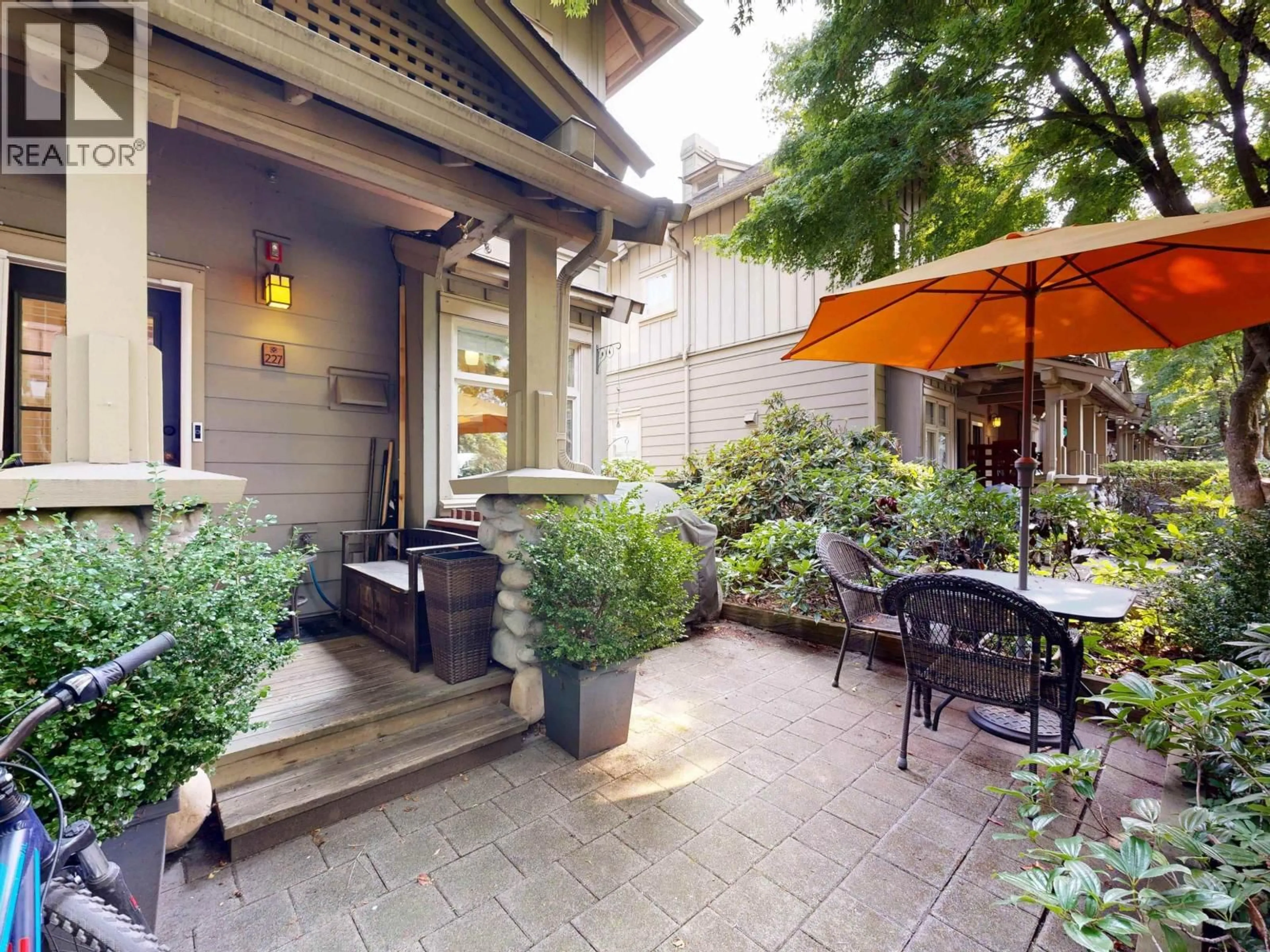 Patio, street for 227 - 15 SIXTH AVENUE, New Westminster British Columbia V3L1T1