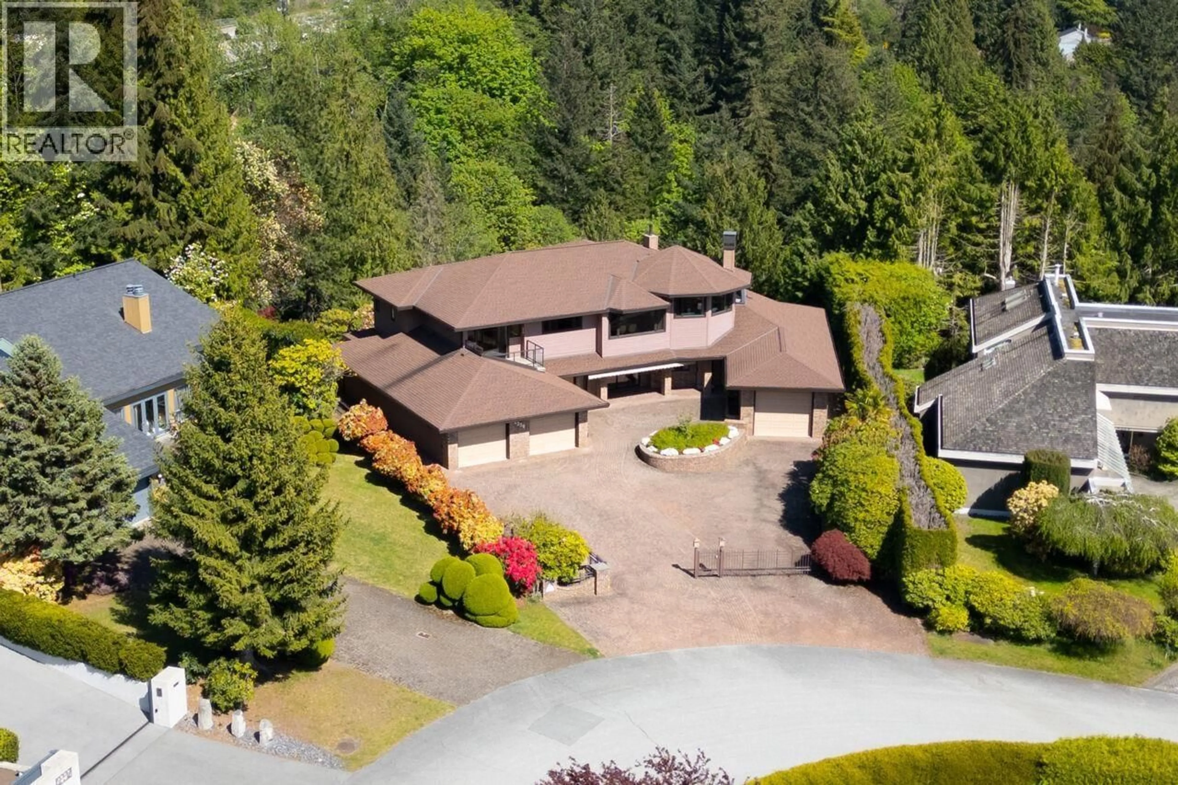 A pic from outside/outdoor area/front of a property/back of a property/a pic from drone, unknown for 4228 ROCKRIDGE CRESCENT, West Vancouver British Columbia V7W1B1