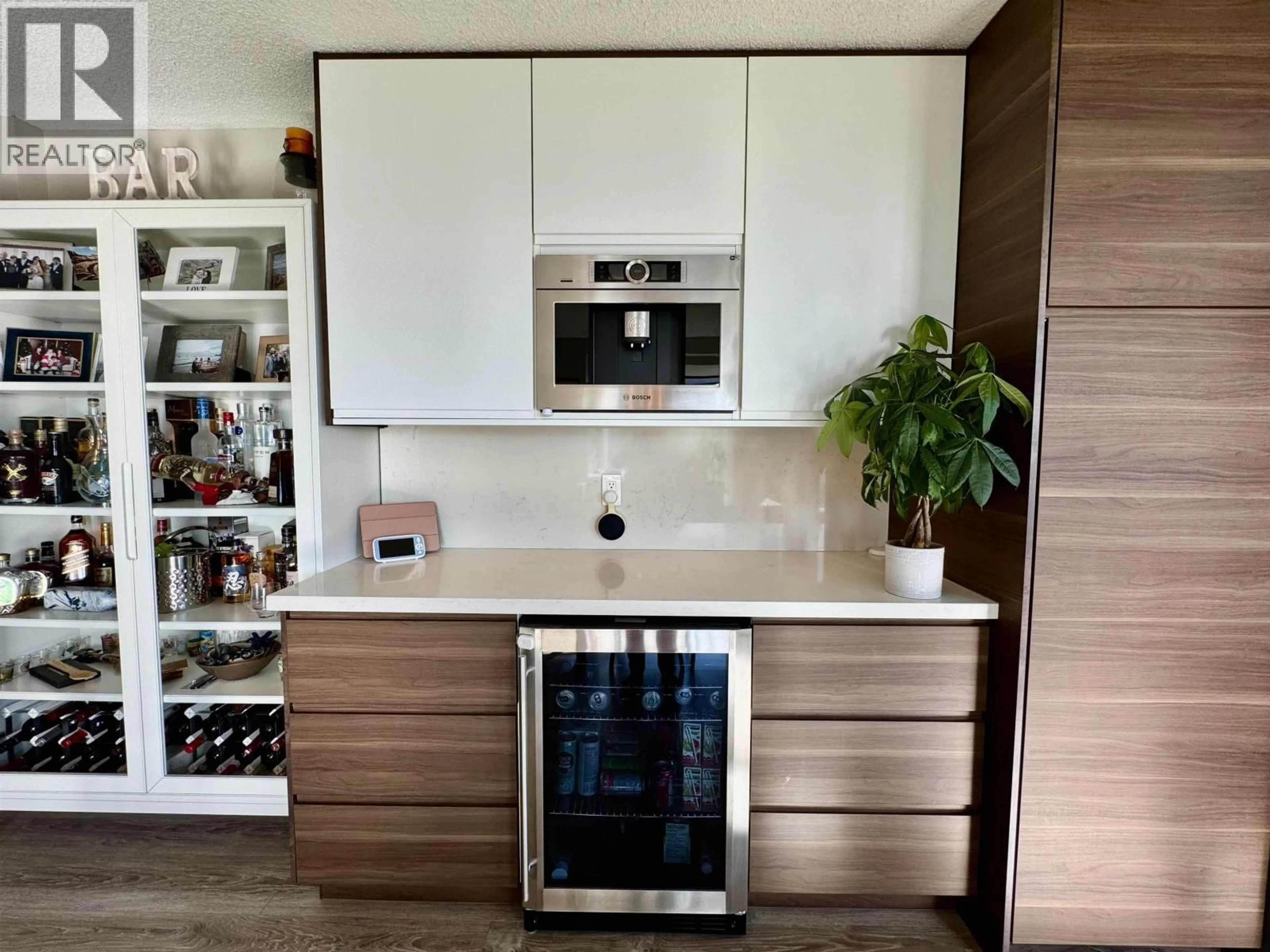 Contemporary kitchen, wood/laminate floor for 1502 - 420 CARNARVON STREET, New Westminster British Columbia V3L5P1