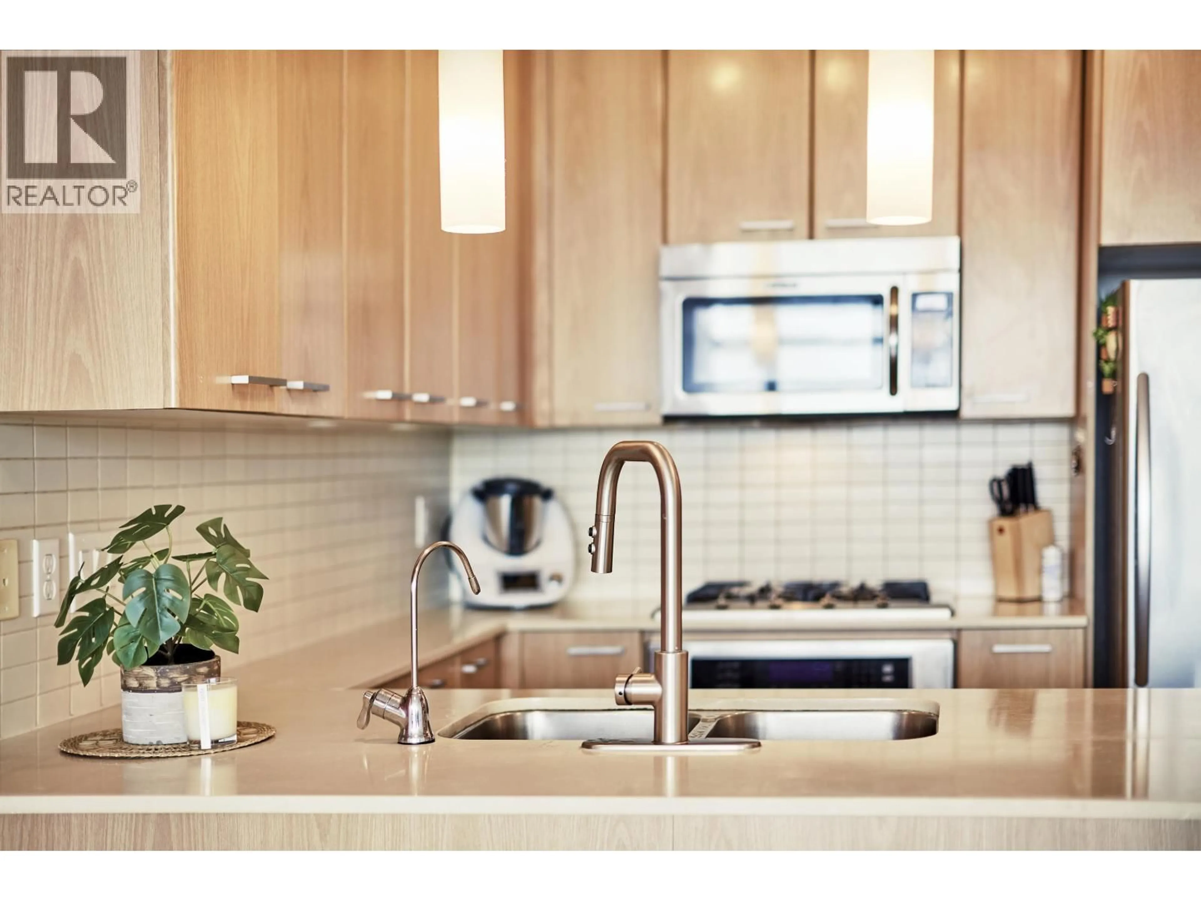 Contemporary kitchen, unknown for 3705 - 2955 ATLANTIC AVENUE, Coquitlam British Columbia V3B0H9