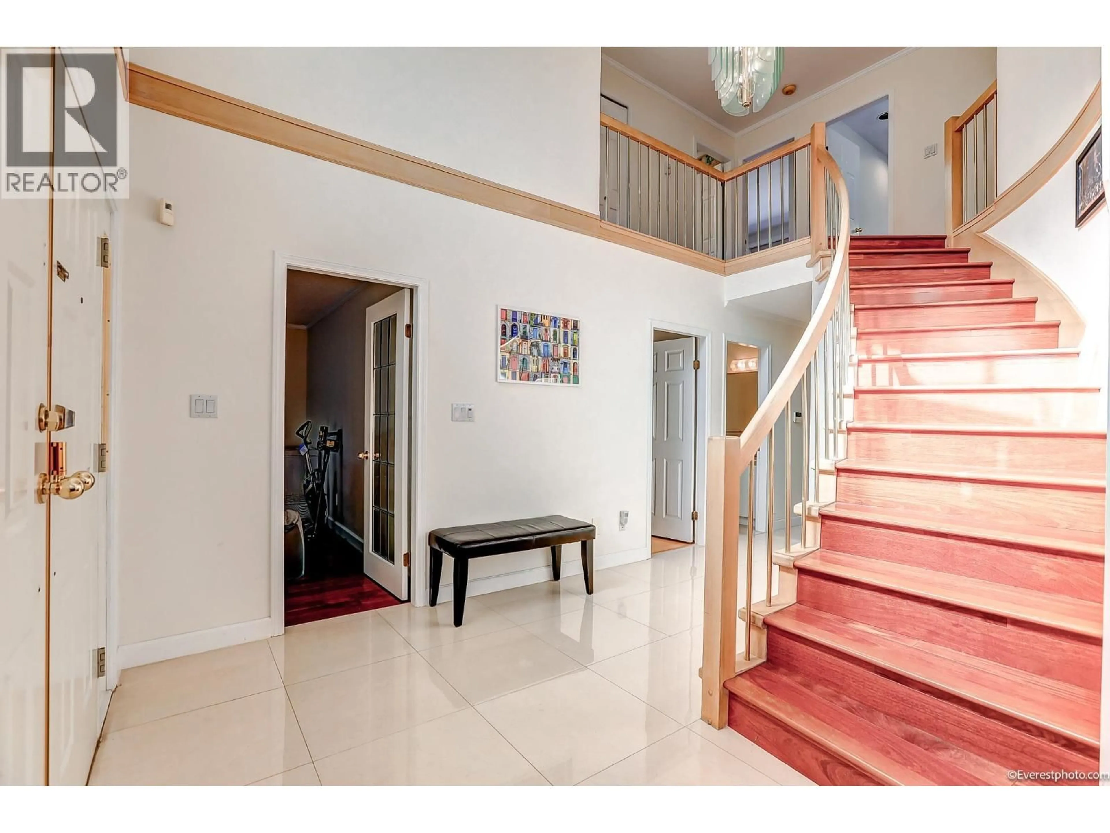 Indoor foyer for 2403 20TH AVENUE, Vancouver British Columbia V6L1G6