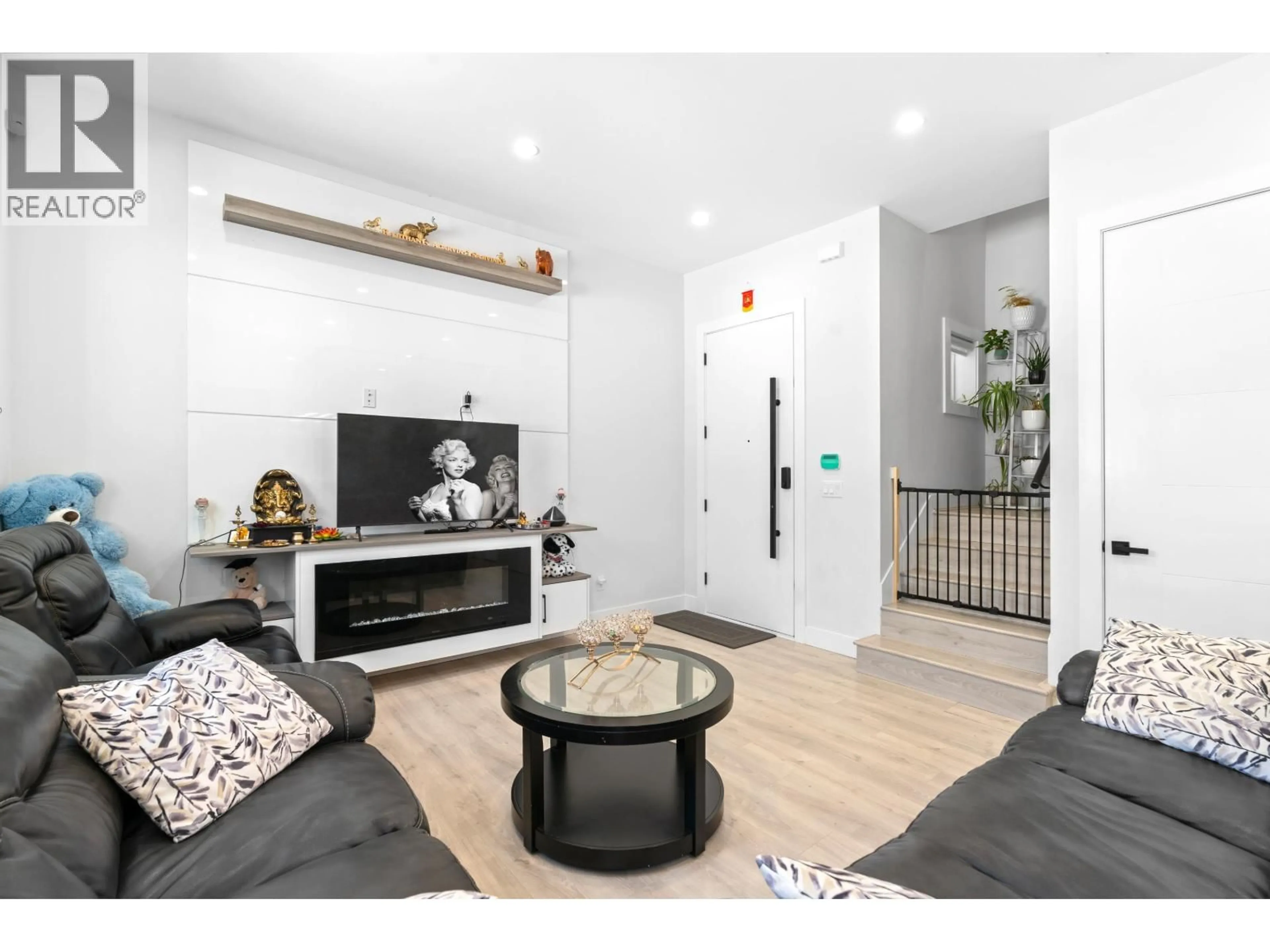 Living room with furniture, wood/laminate floor for 465 57TH AVENUE, Vancouver British Columbia V5X1S8