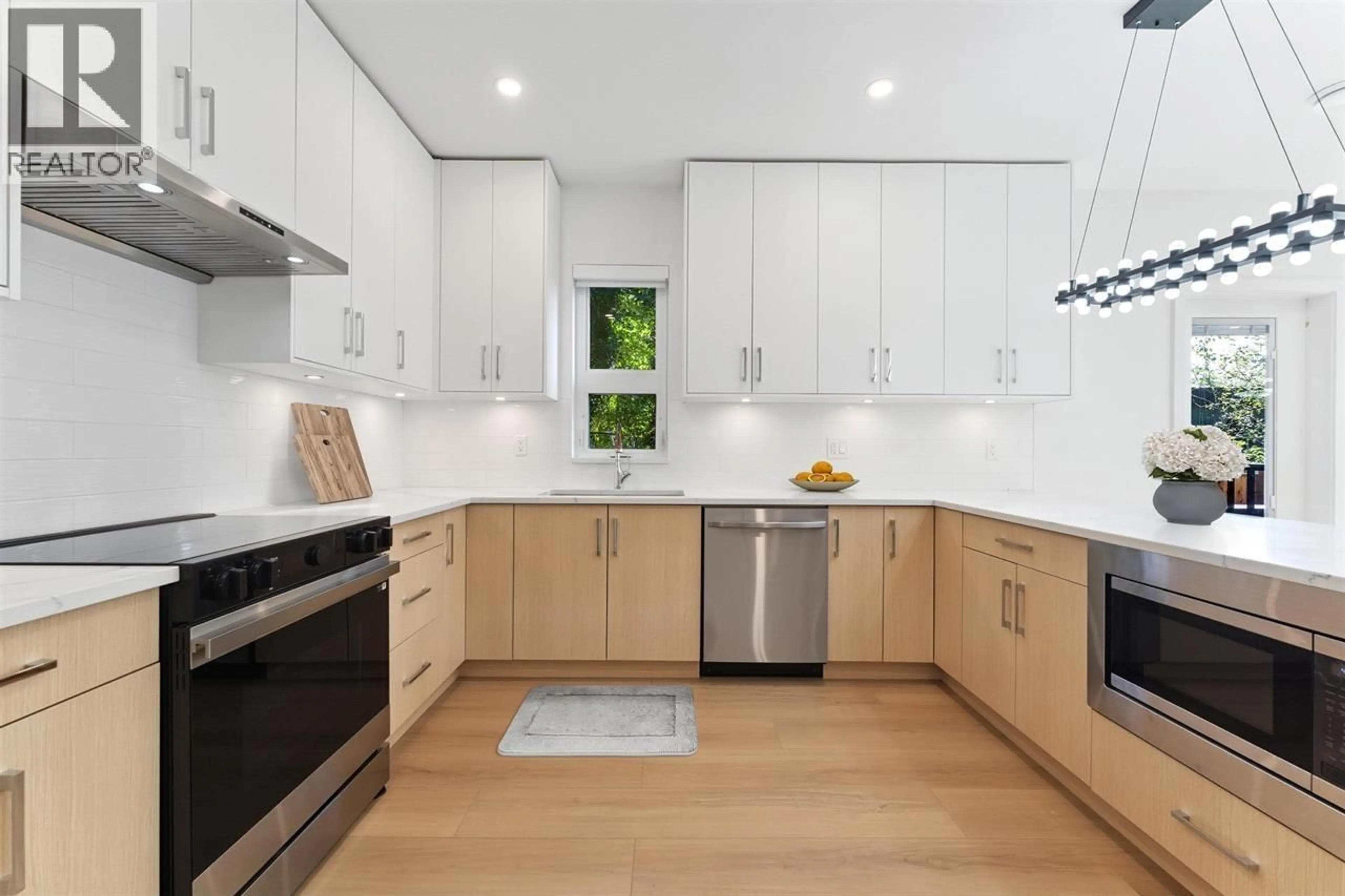 Contemporary kitchen, unknown for 842 ST. DENIS AVENUE, North Vancouver British Columbia V7J2G4