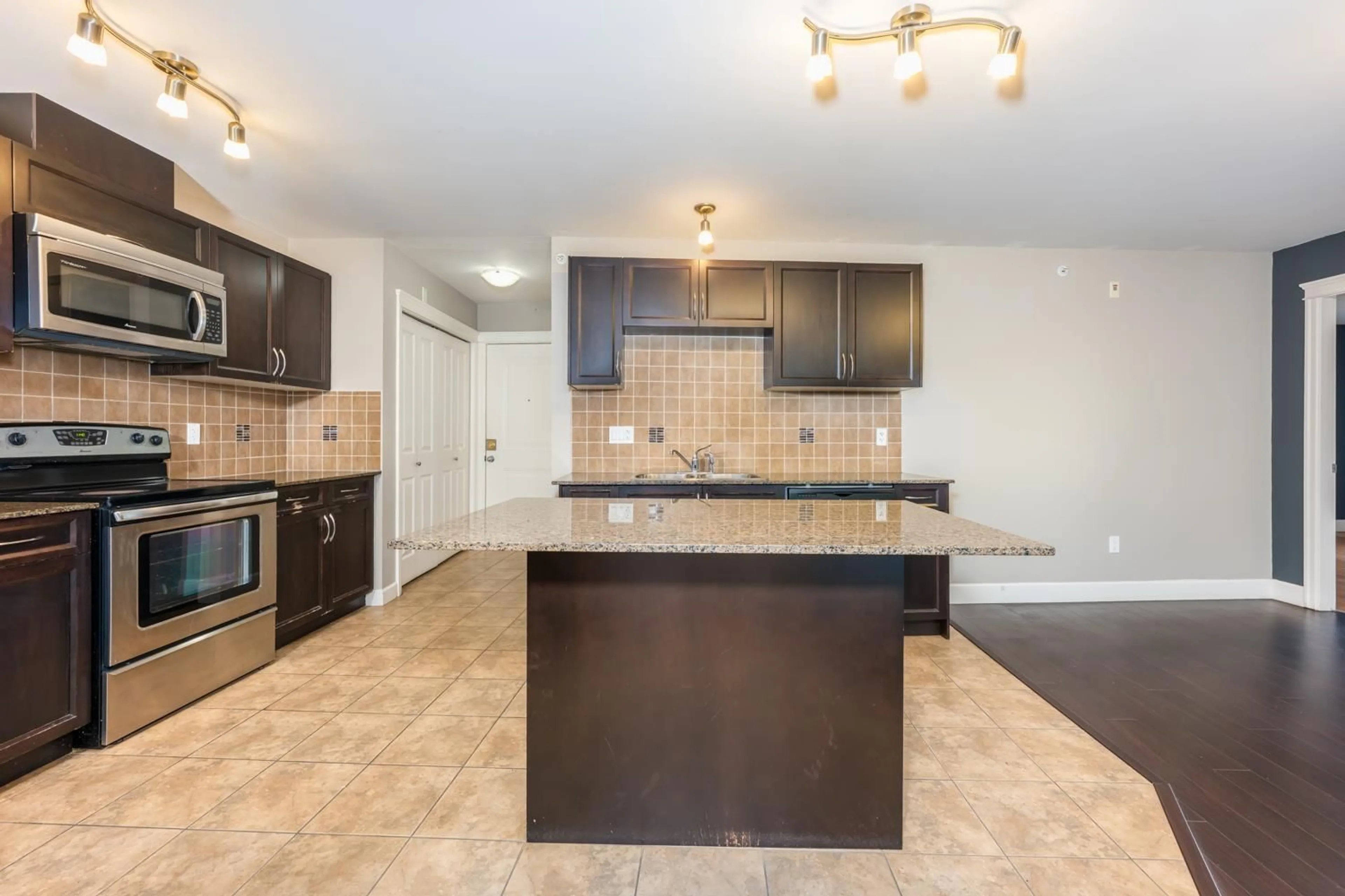 Open concept kitchen, ceramic/tile floor for 311 - 12088 75A, Surrey British Columbia V3W1Y4