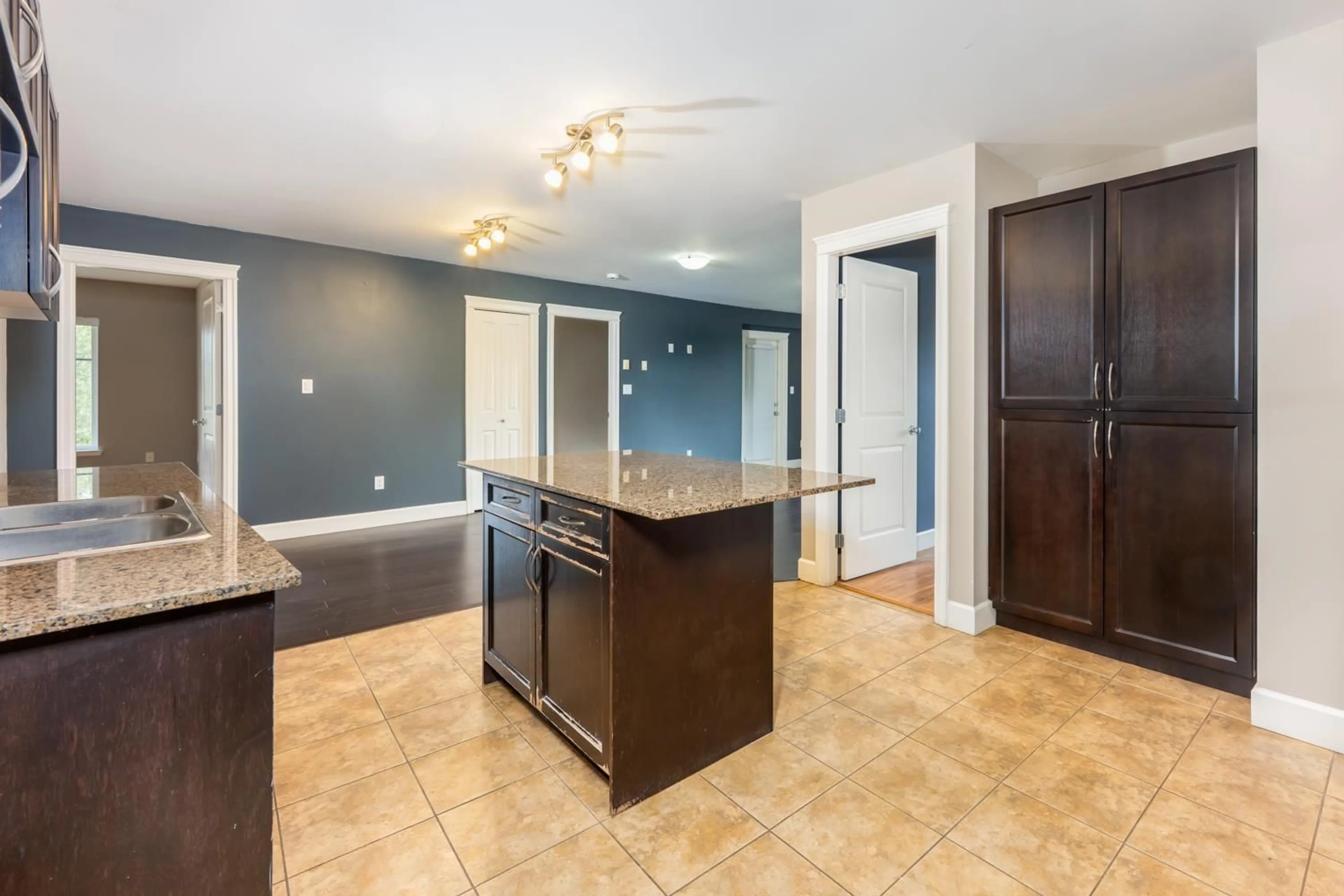 Open concept kitchen, ceramic/tile floor for 311 - 12088 75A, Surrey British Columbia V3W1Y4