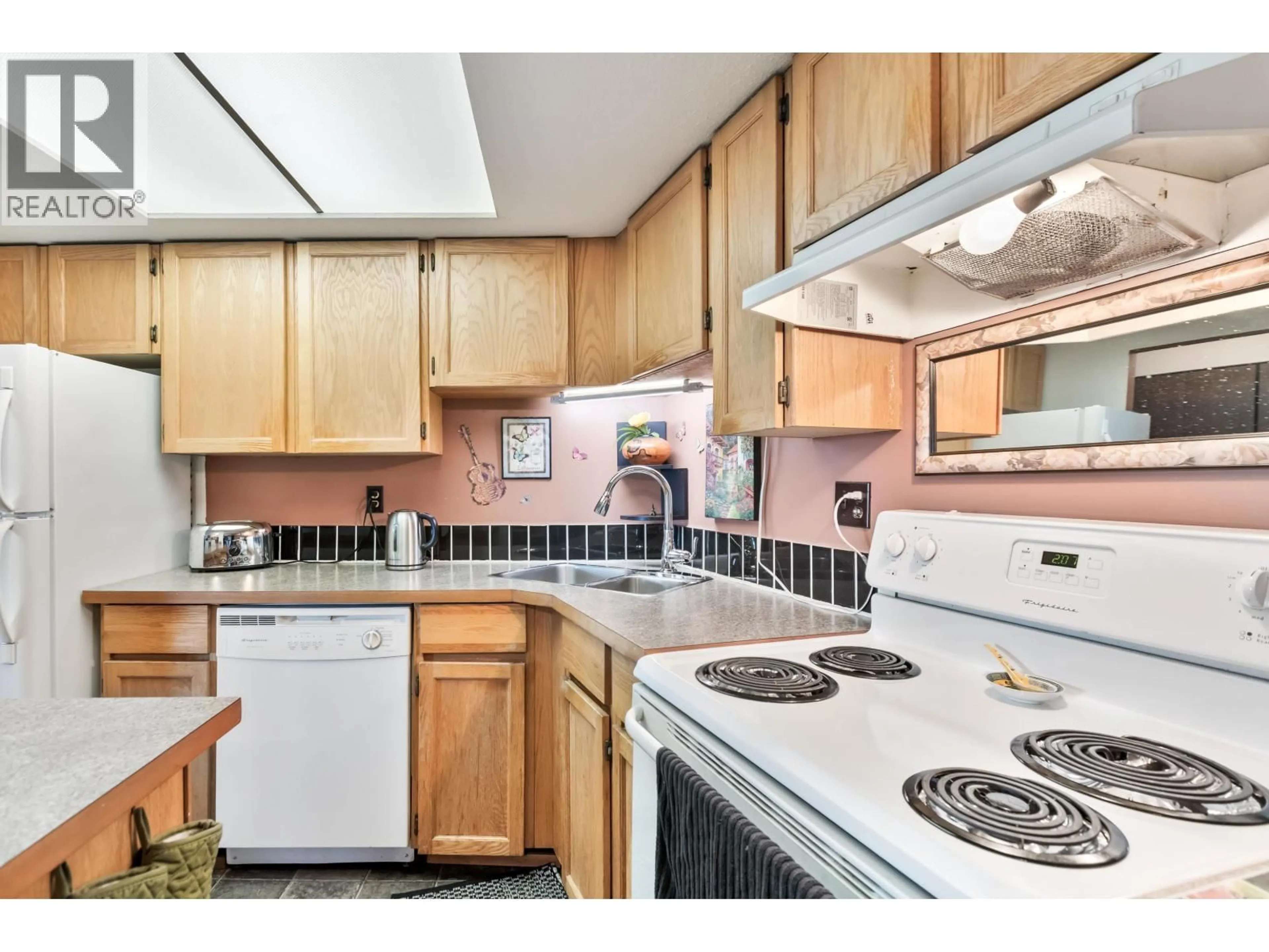 Standard kitchen, unknown for 37 - 11900 228 STREET, Maple Ridge British Columbia V2X6L9