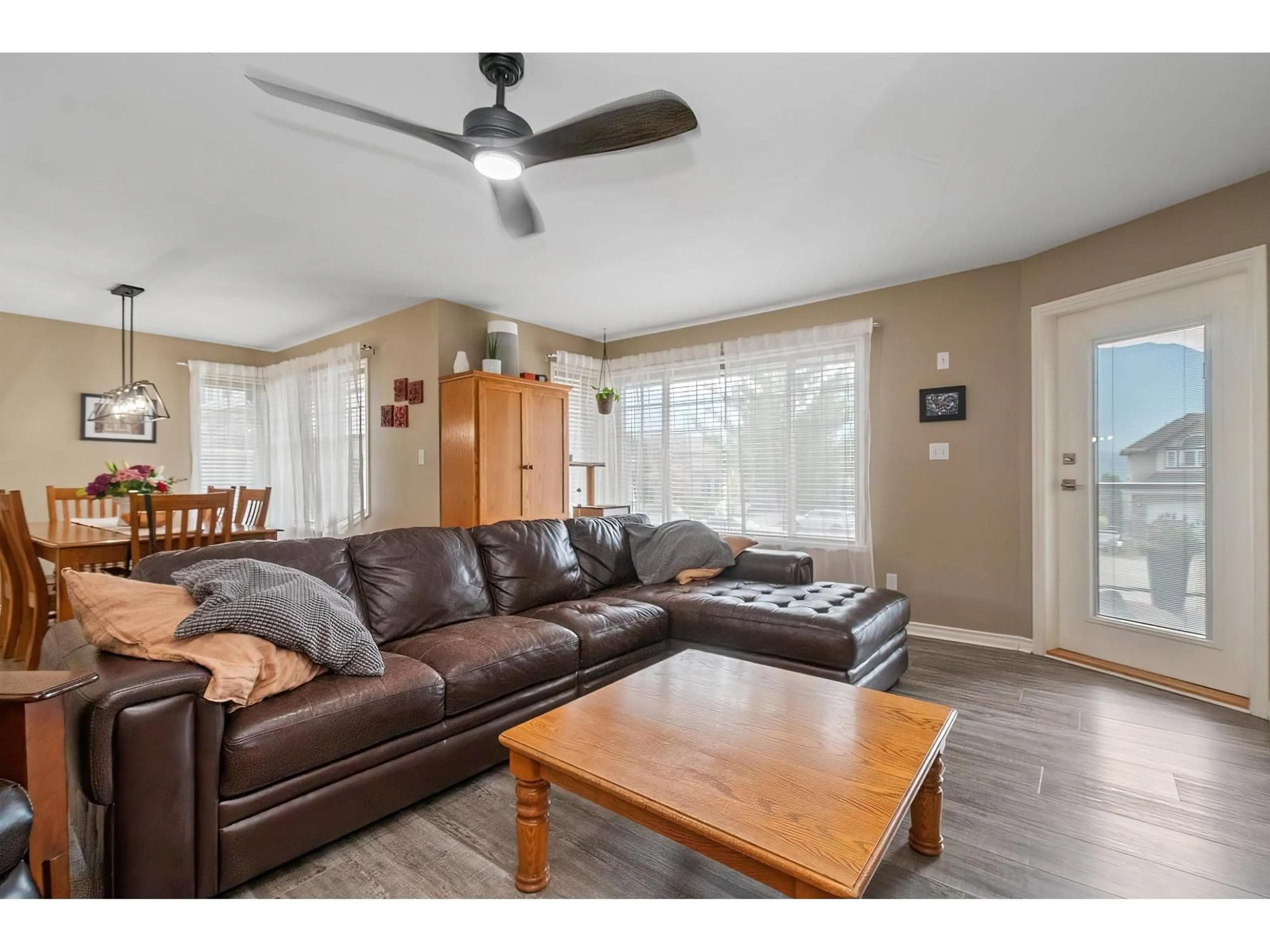 Living room with furniture, unknown for 45995 BRIDLE RIDGE CRESCENT, Chilliwack British Columbia V2R5W2