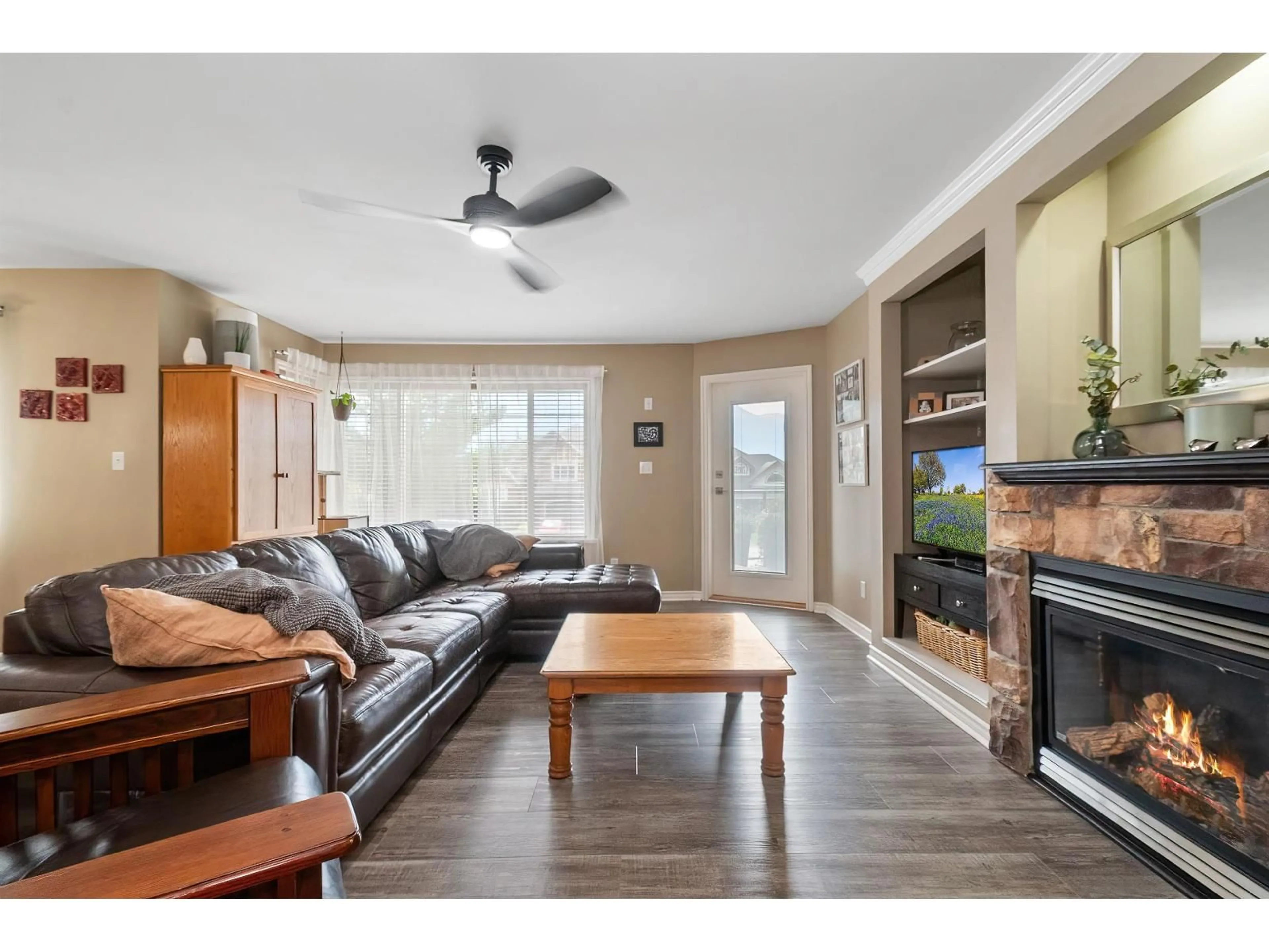 Living room with furniture, wood/laminate floor for 45995 BRIDLE RIDGE CRESCENT, Chilliwack British Columbia V2R5W2