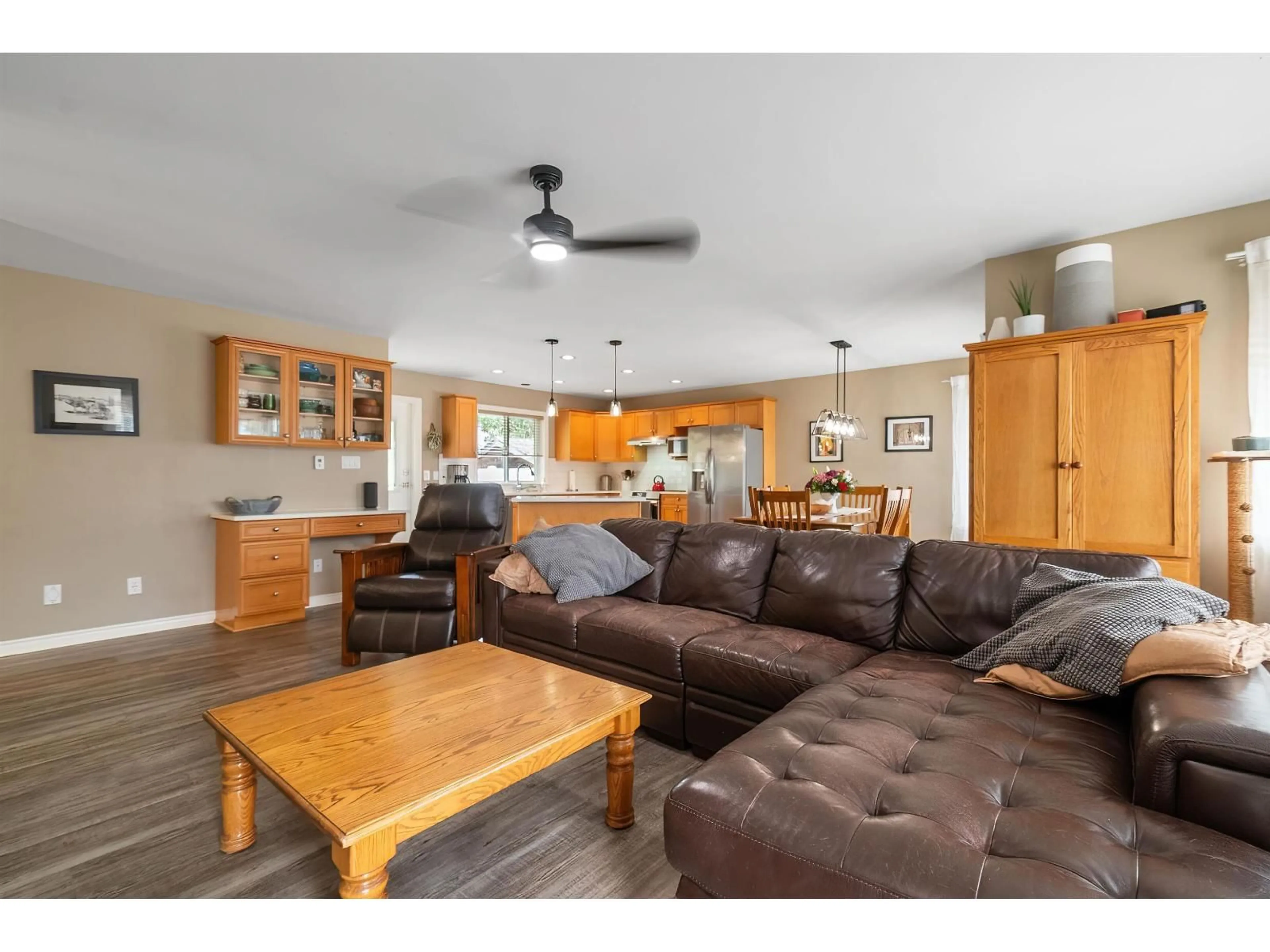 Open concept kitchen, wood/laminate floor for 45995 BRIDLE RIDGE CRESCENT, Chilliwack British Columbia V2R5W2