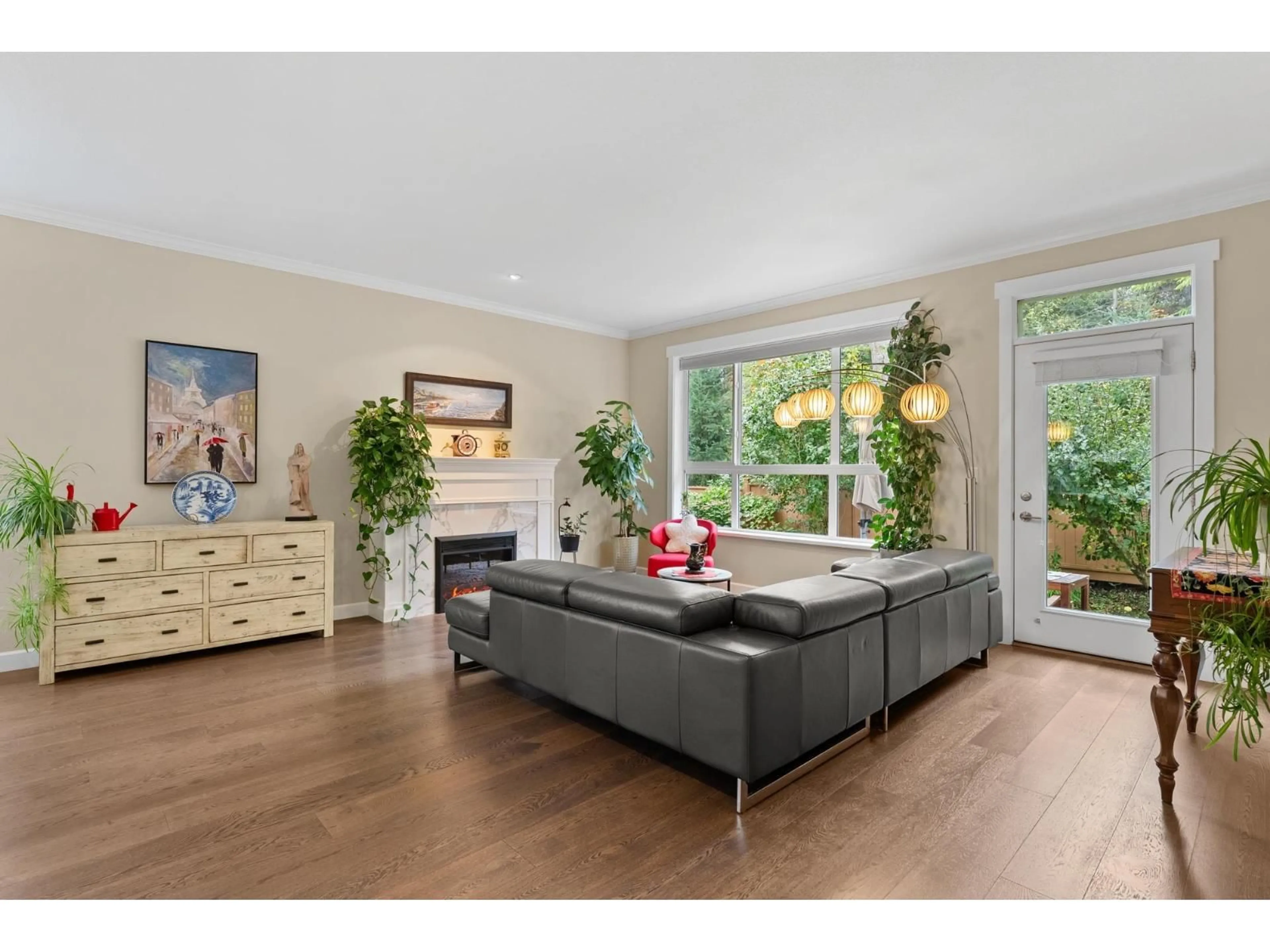 Living room with furniture, wood/laminate floor for 20 - 7059 210, Langley British Columbia V2Y0T2