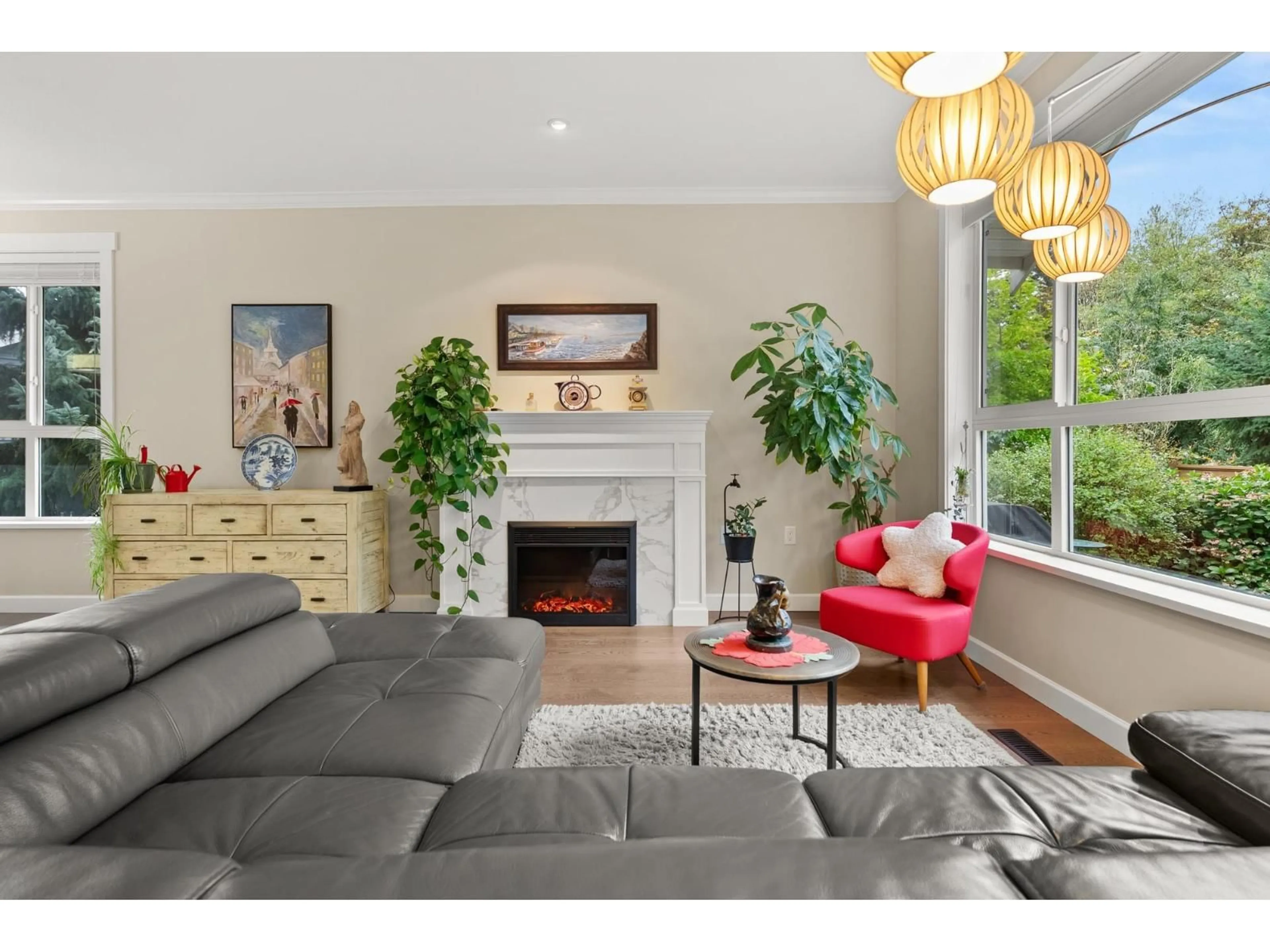 Living room with furniture, wood/laminate floor for 20 - 7059 210, Langley British Columbia V2Y0T2