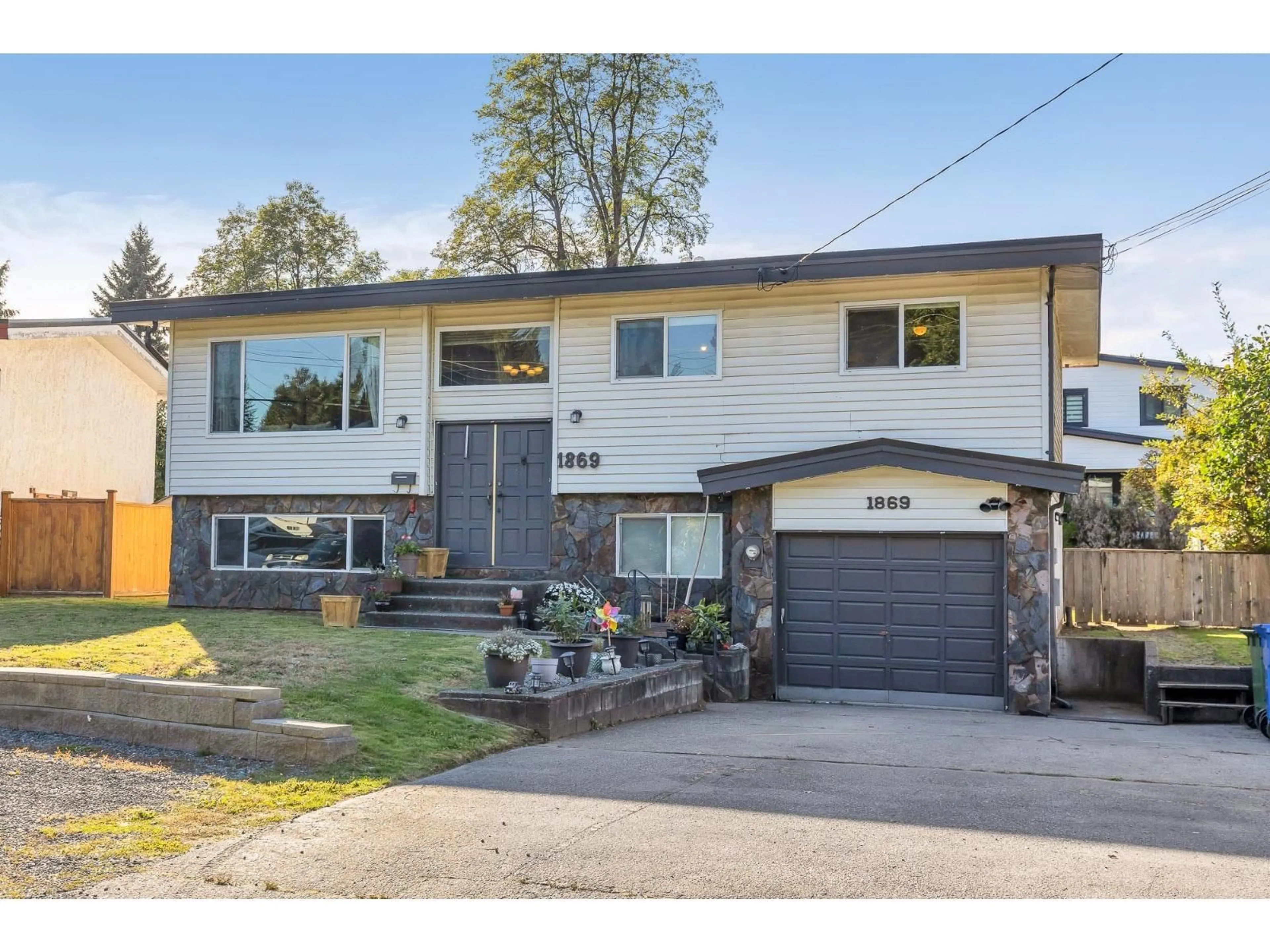 Home with vinyl exterior material, street for 1869 WESTBURY, Abbotsford British Columbia V2S1B9
