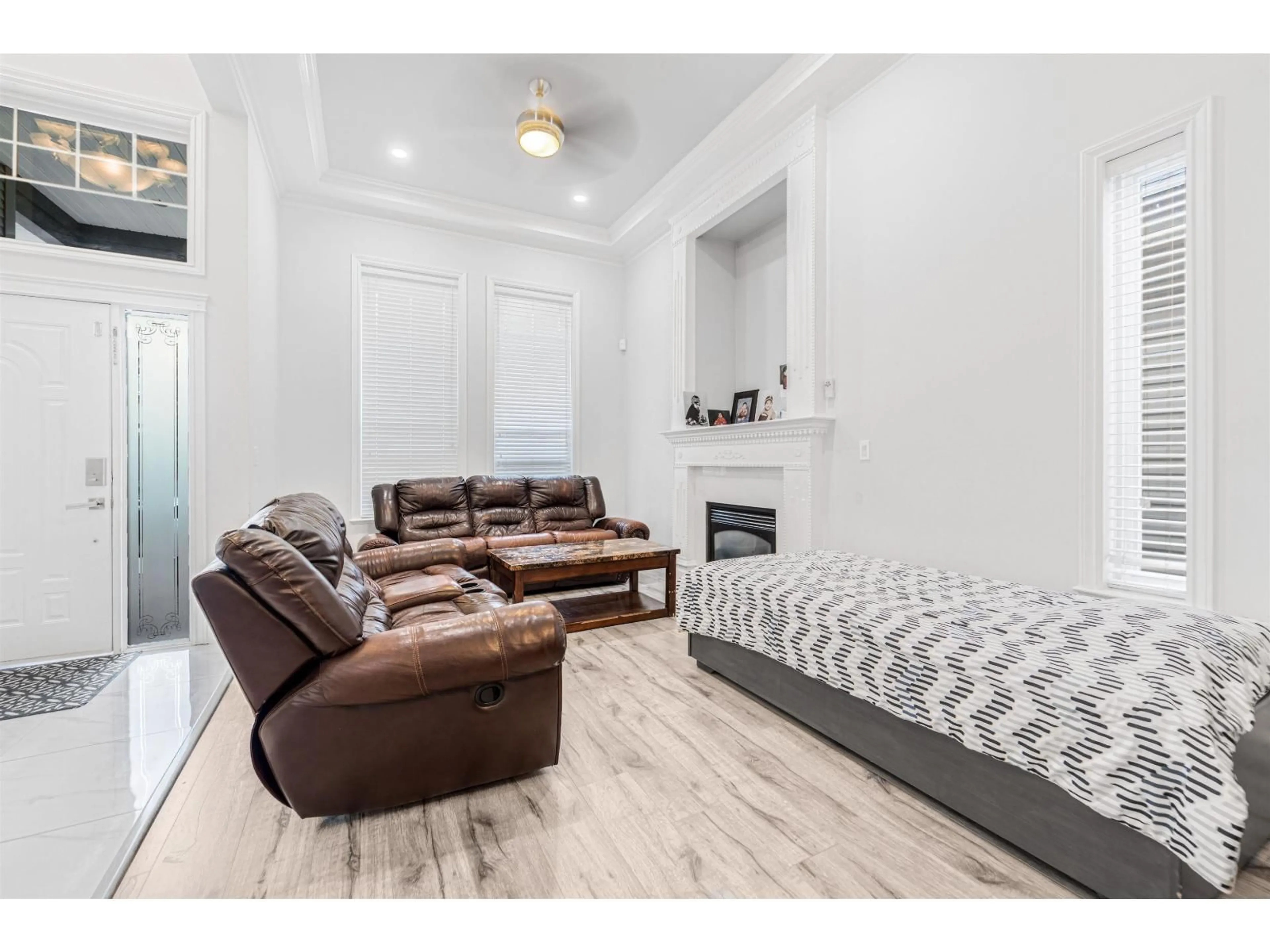 Living room with furniture, wood/laminate floor for 7688 146, Surrey British Columbia V2S2T6