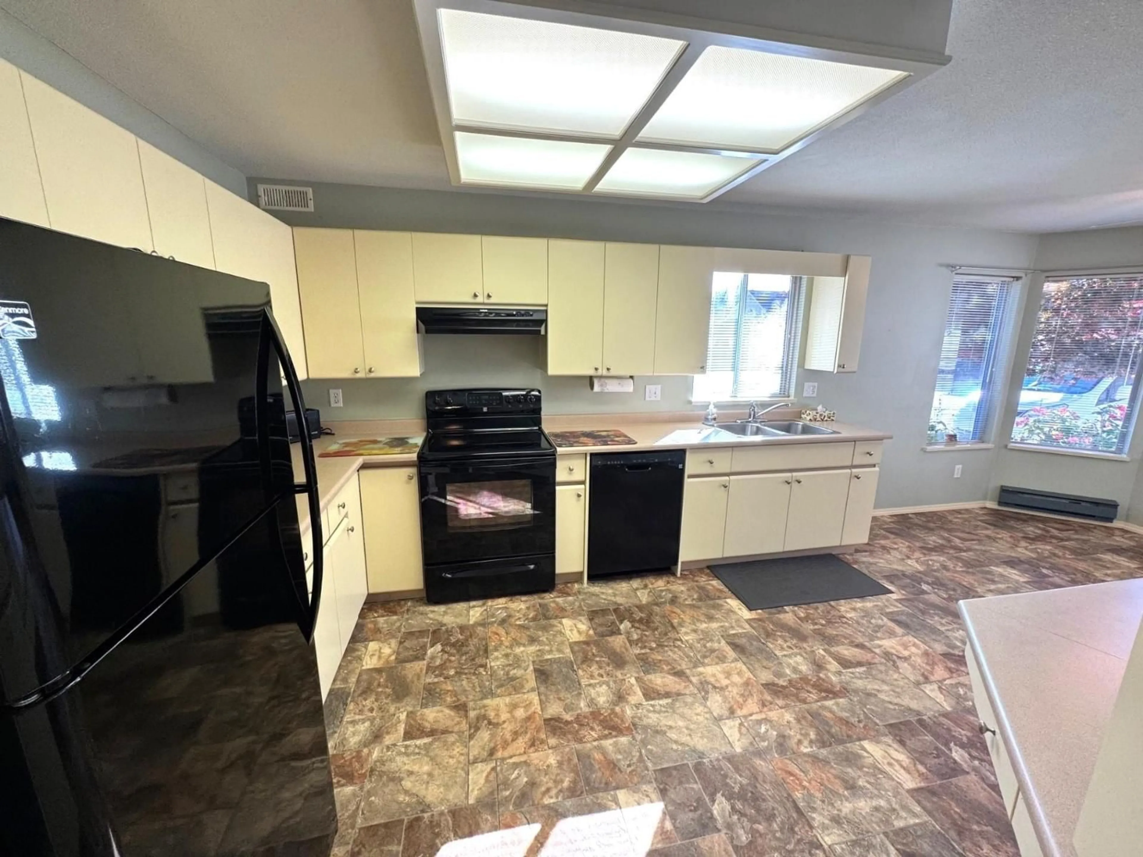 Standard kitchen, ceramic/tile floor for 109 - 16031 82ND, Surrey British Columbia V4N0N4