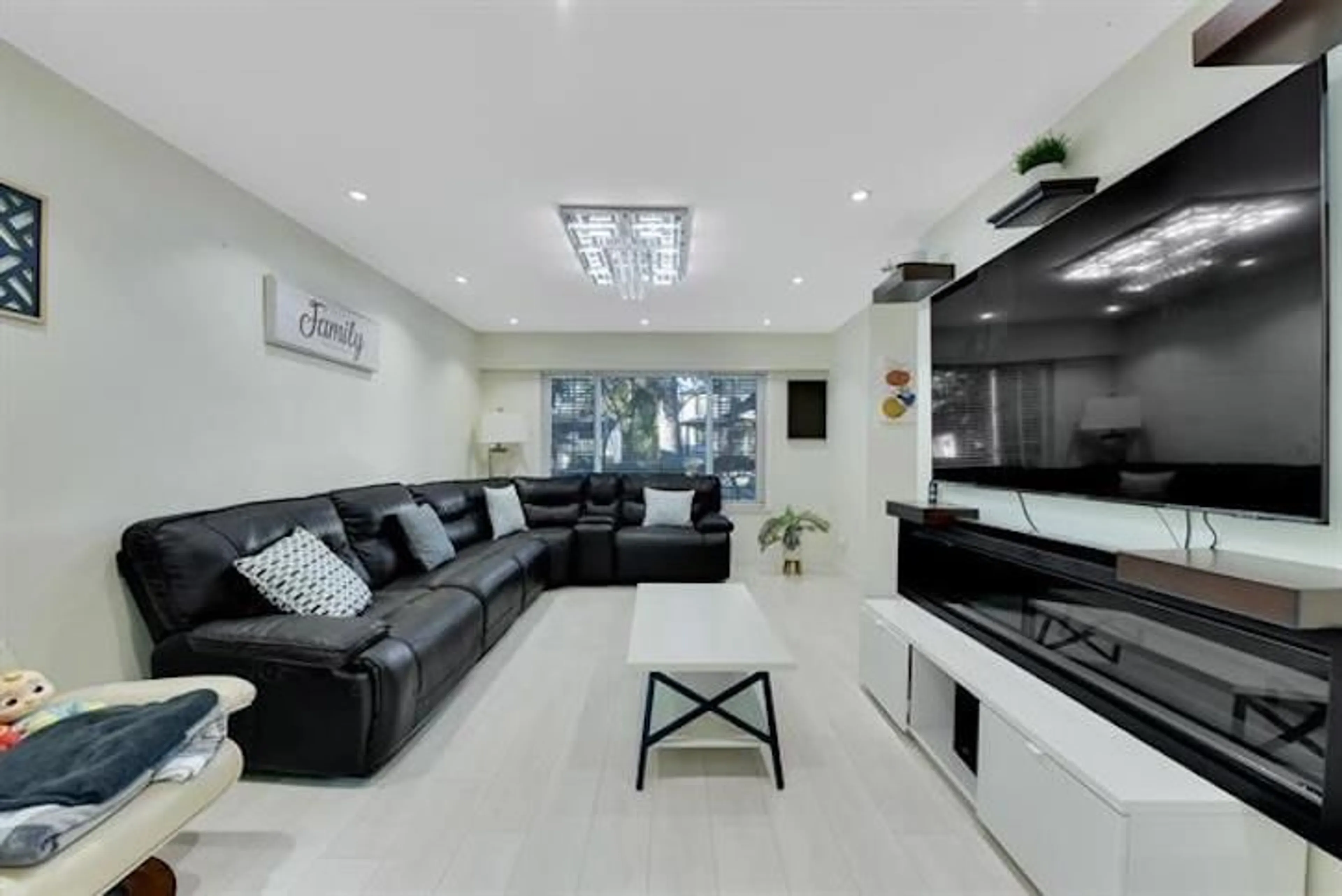 Living room with furniture, unknown for 9068 146A, Surrey British Columbia V3R6X7
