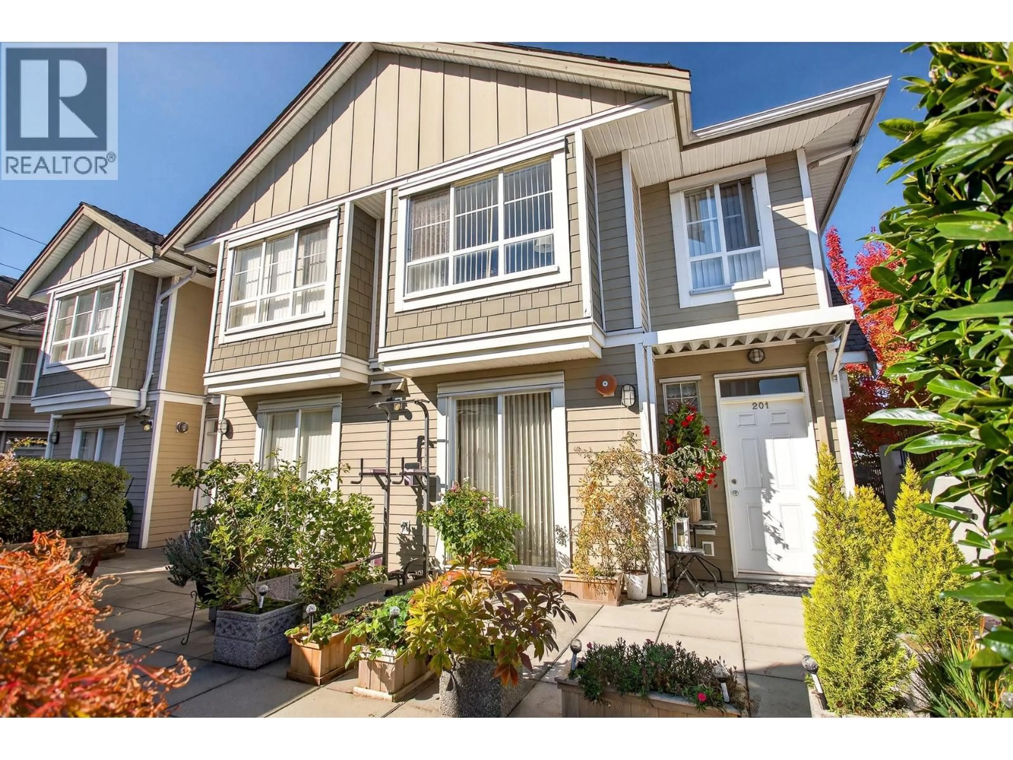 Home with vinyl exterior material, street for 201 - 815 FIRST STREET, New Westminster British Columbia V3L2H7